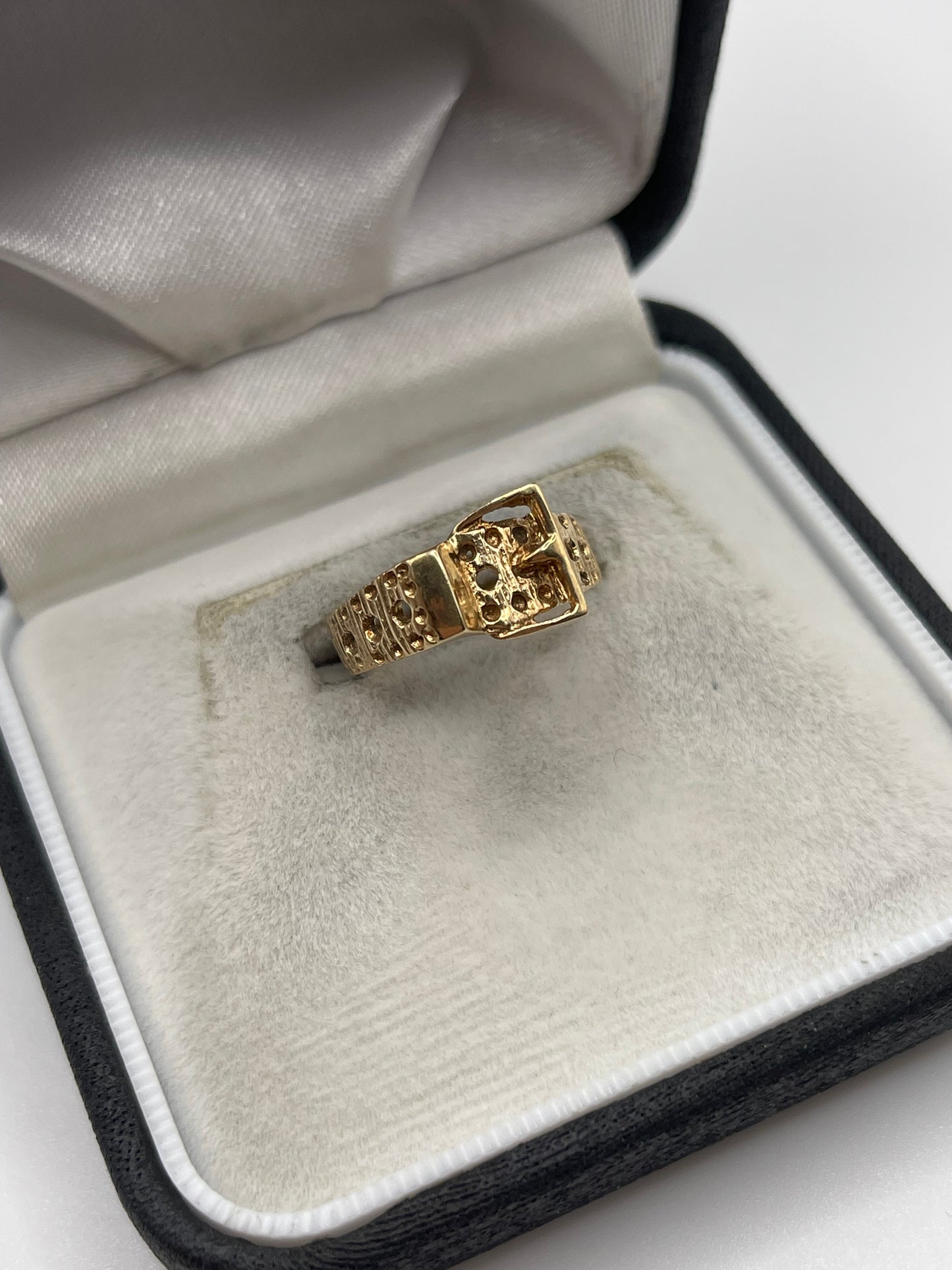 9ct gold buckle ring