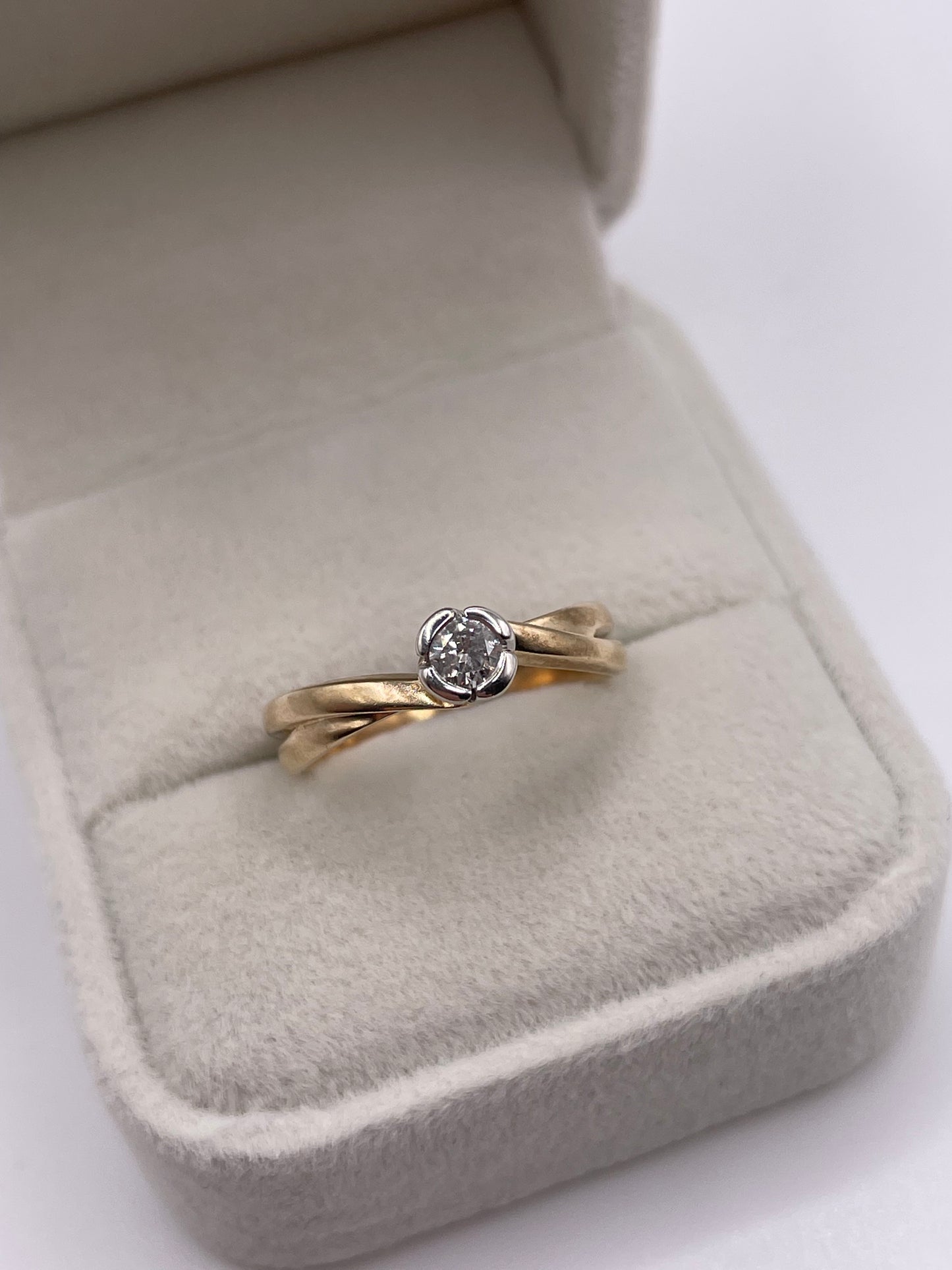 9ct gold diamond ring