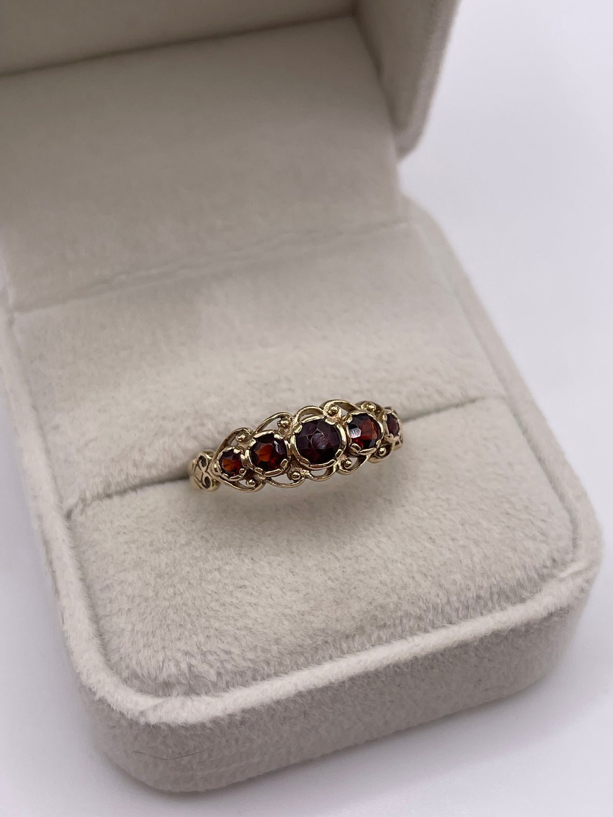 9ct gold garnet ring