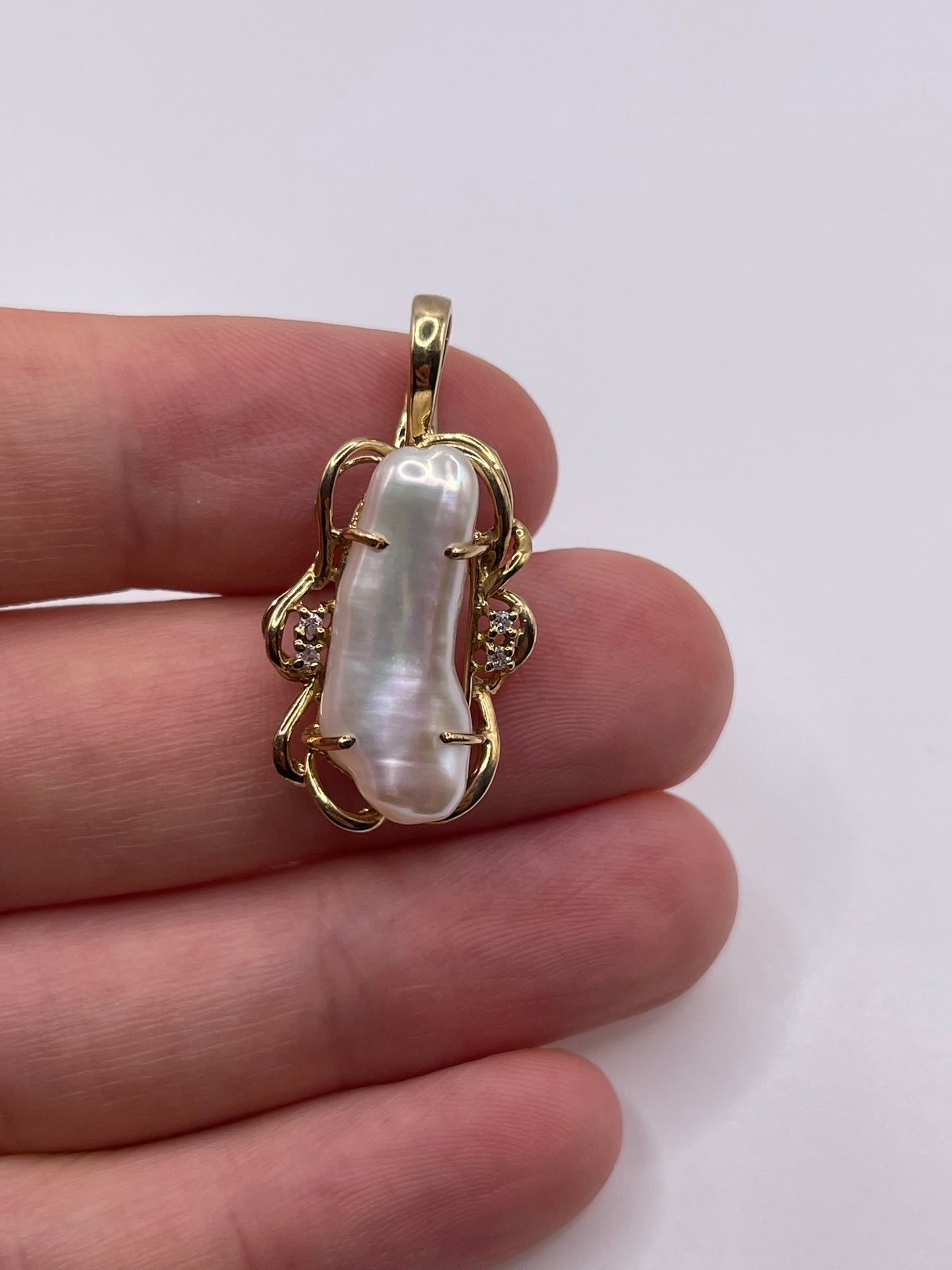 9ct gold pearl and diamond pendant
