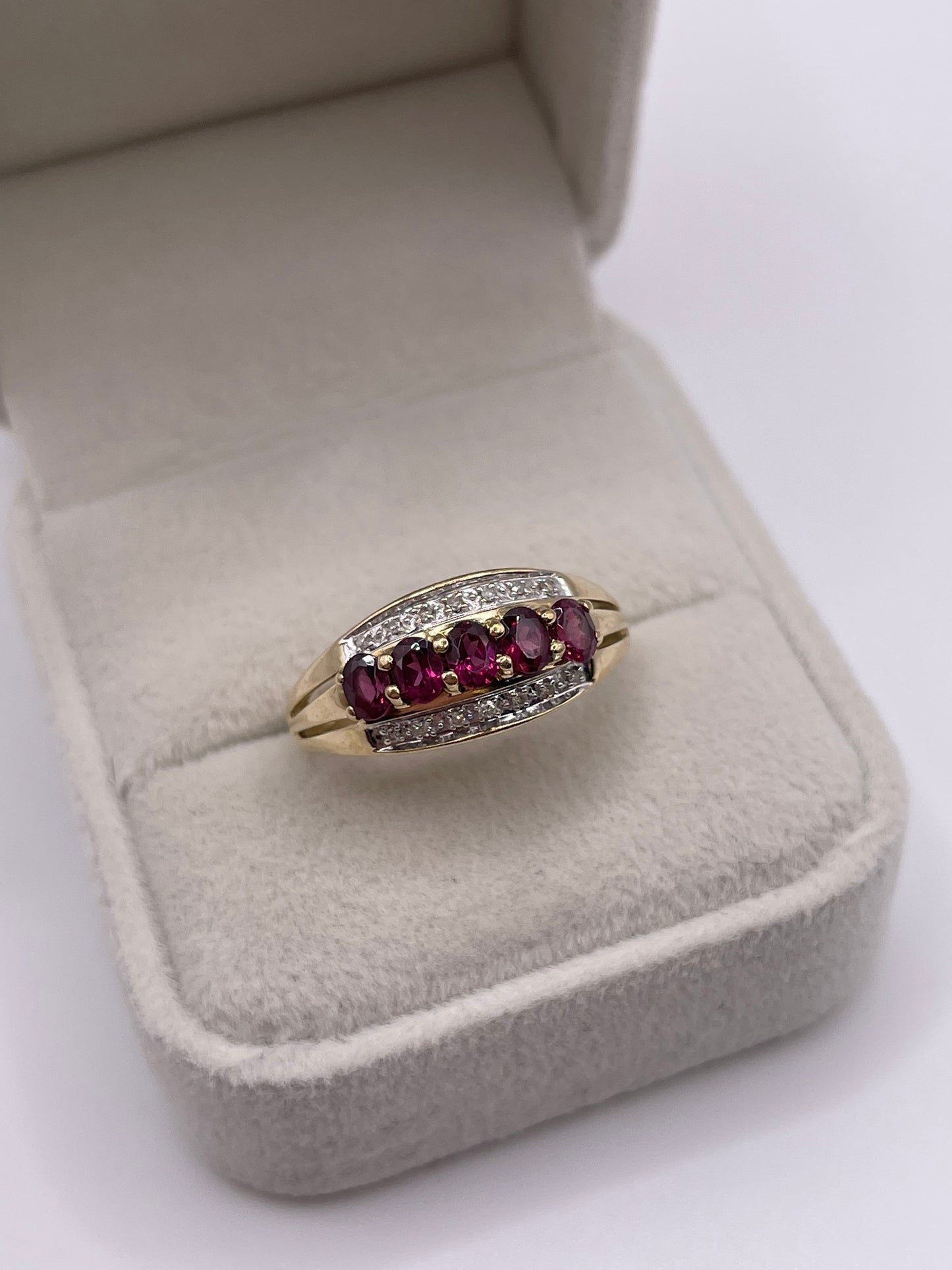 9ct gold garnet and diamond ring
