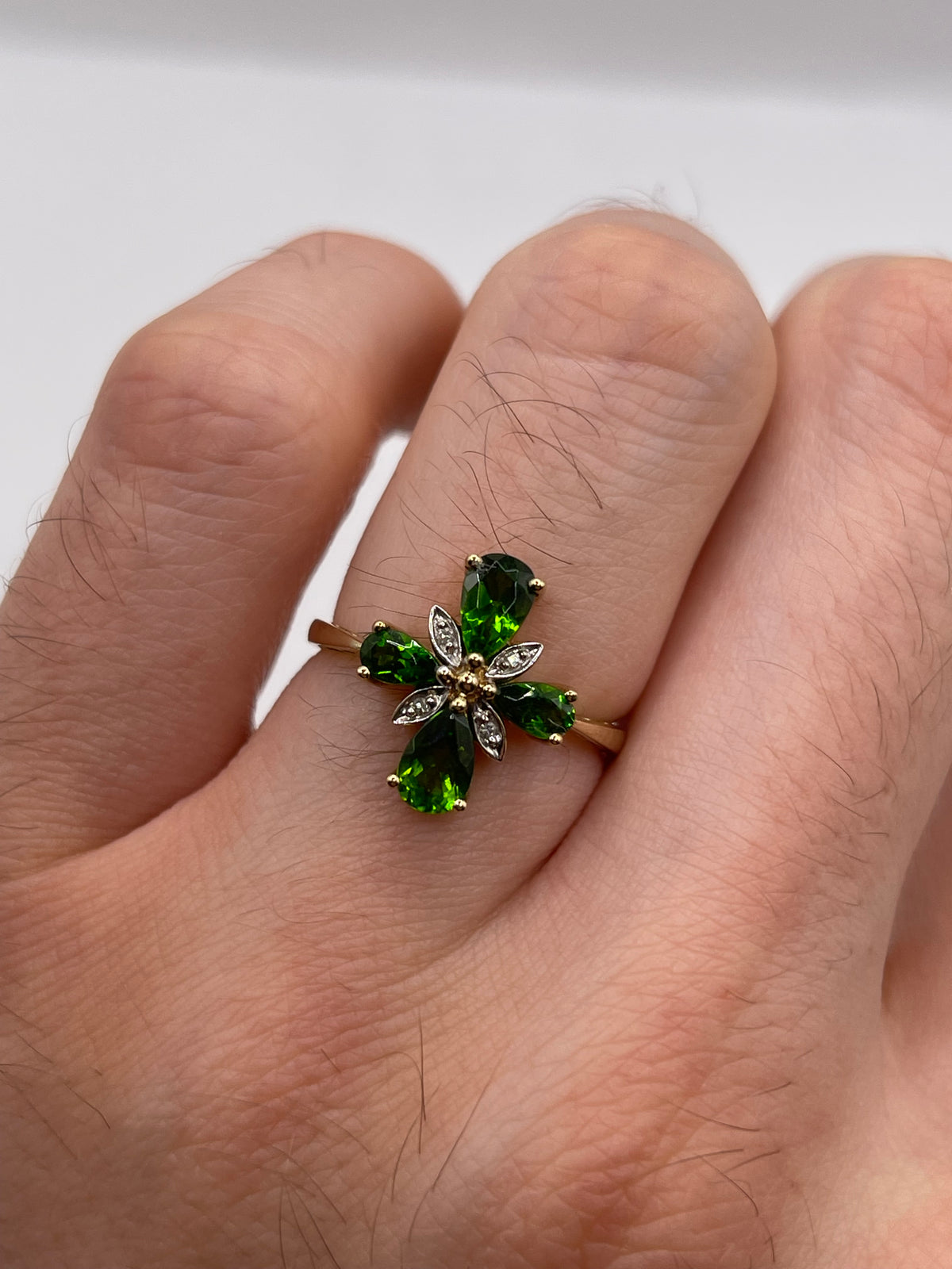 9ct gold diopside and diamond ring
