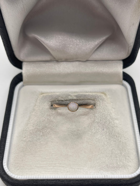 Antique 9ct rose gold opal ring