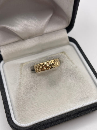 9ct gold patterned band