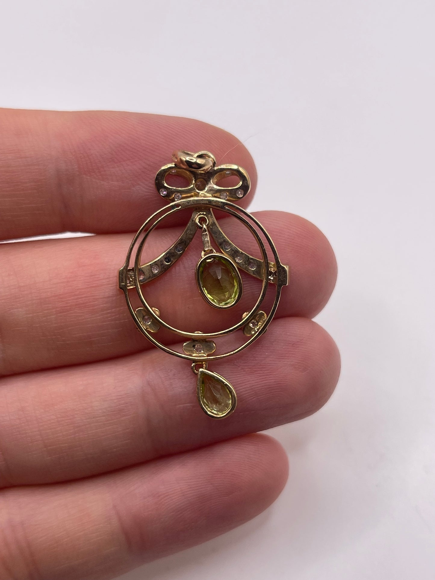 9ct gold peridot and diamond pendant