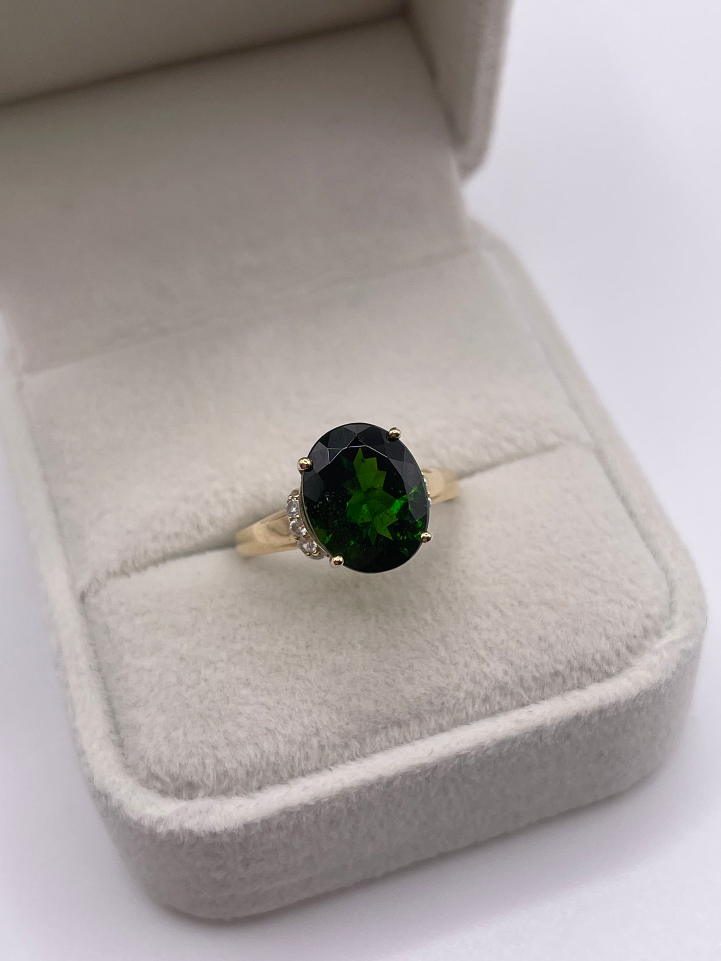 9ct gold diopside and zircon ring