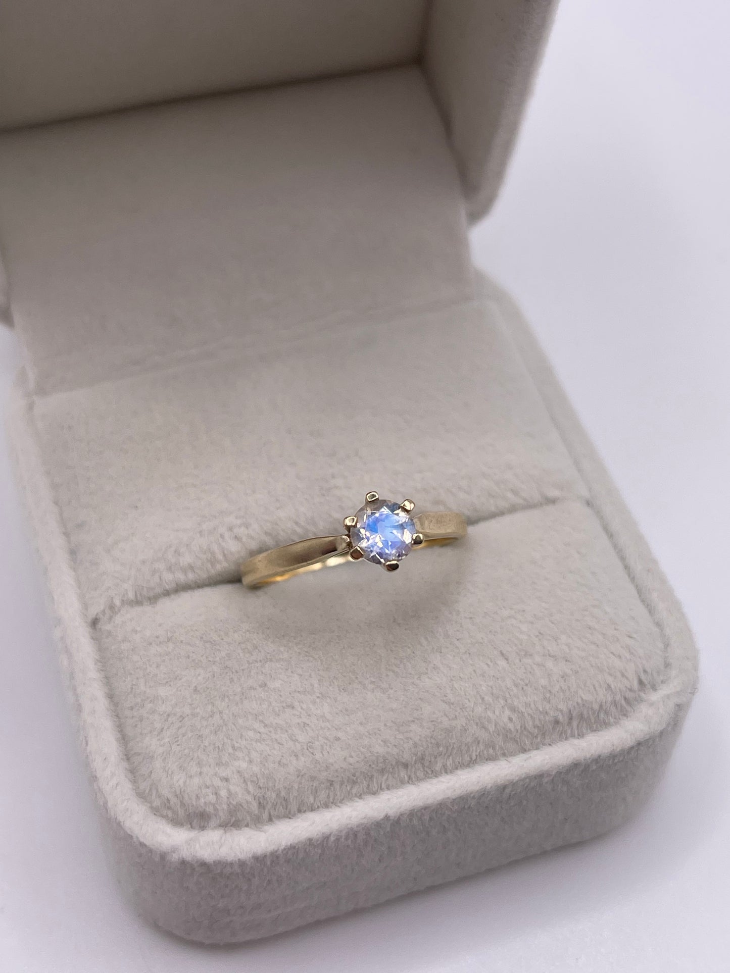 9ct gold rainbow moonstone ring