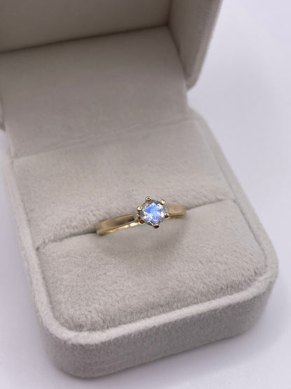9ct gold rainbow moonstone ring