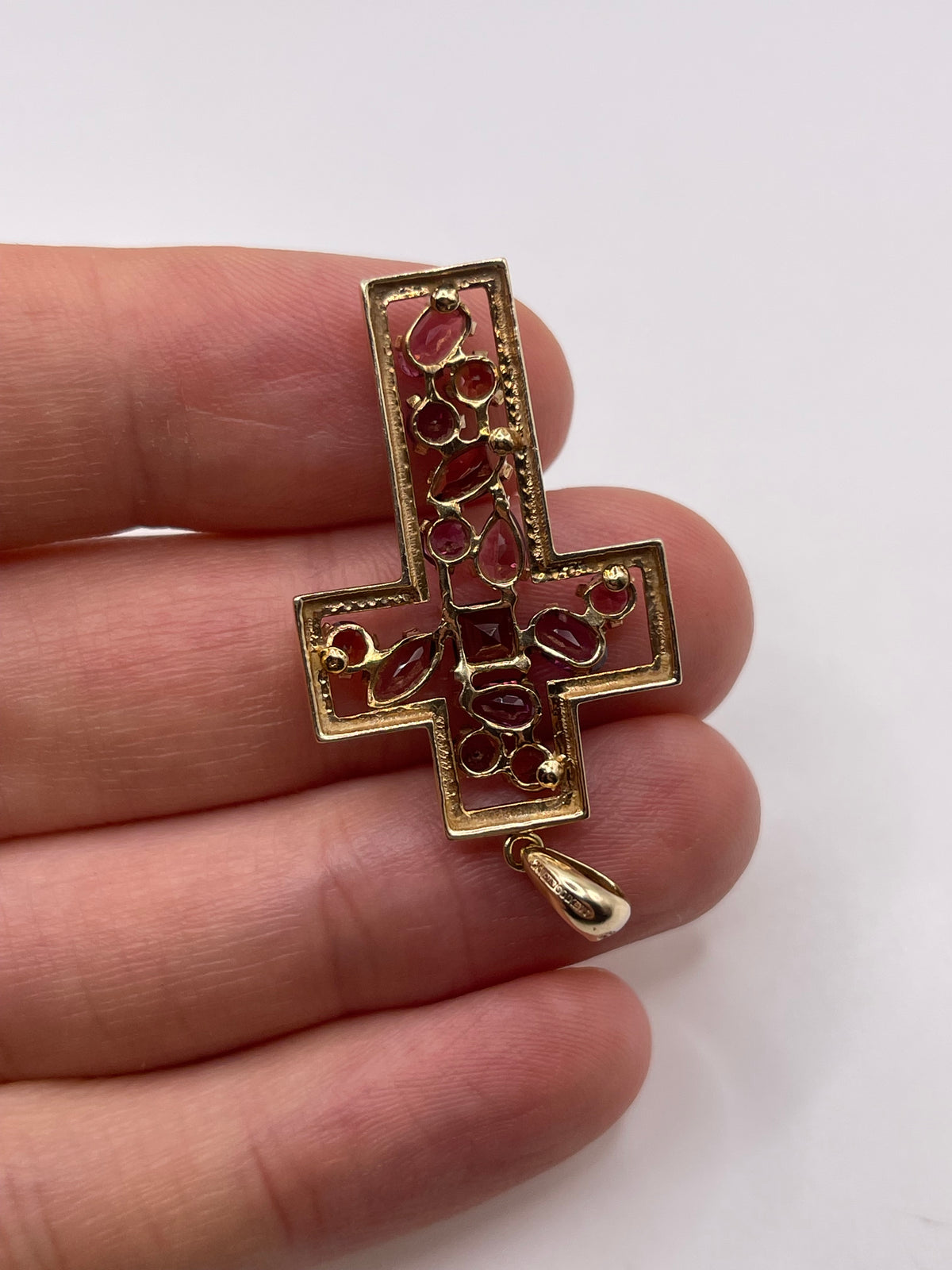 9ct gold garnet cross pendant