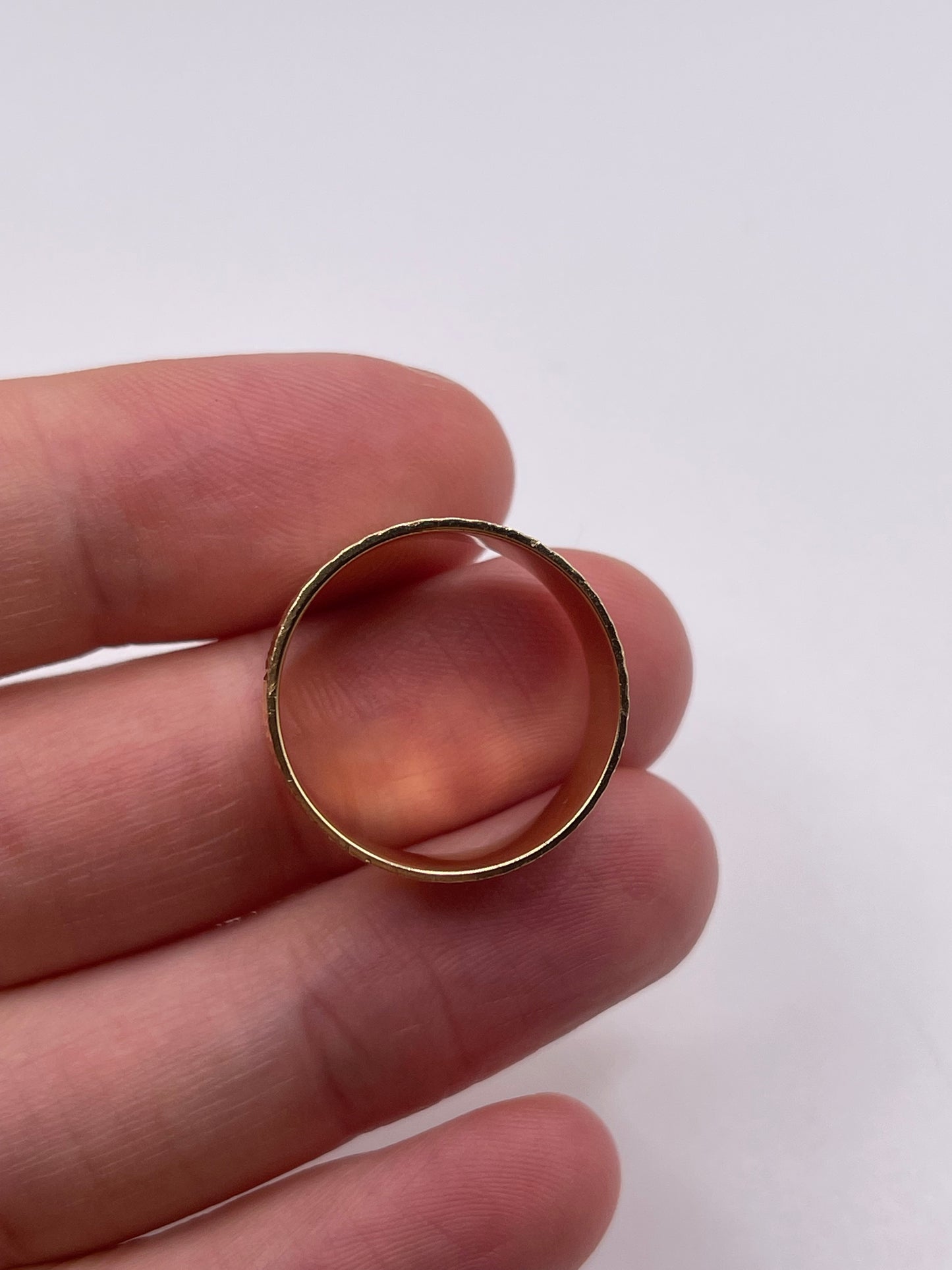9ct gold patterned band