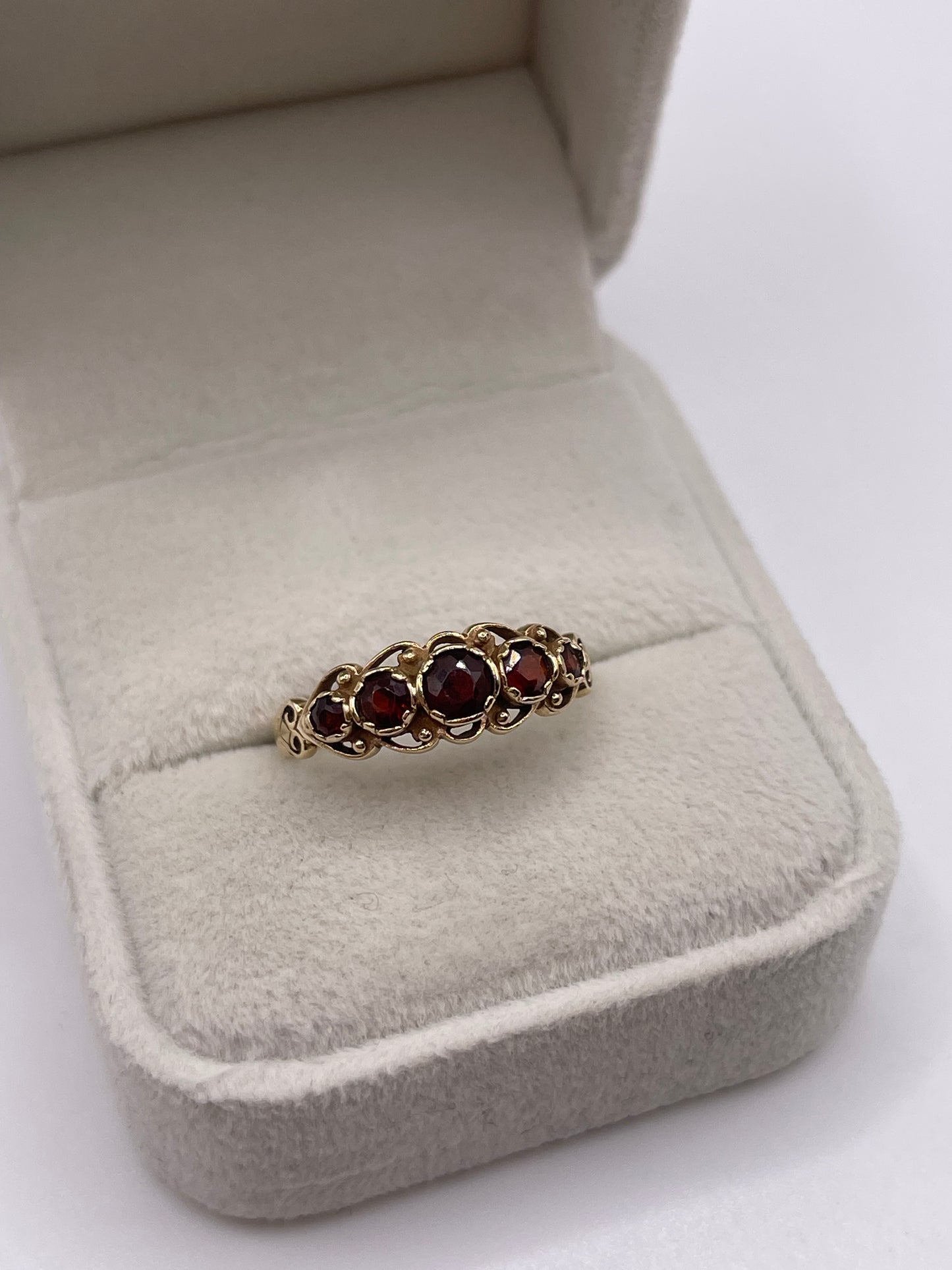 9ct gold garnet ring