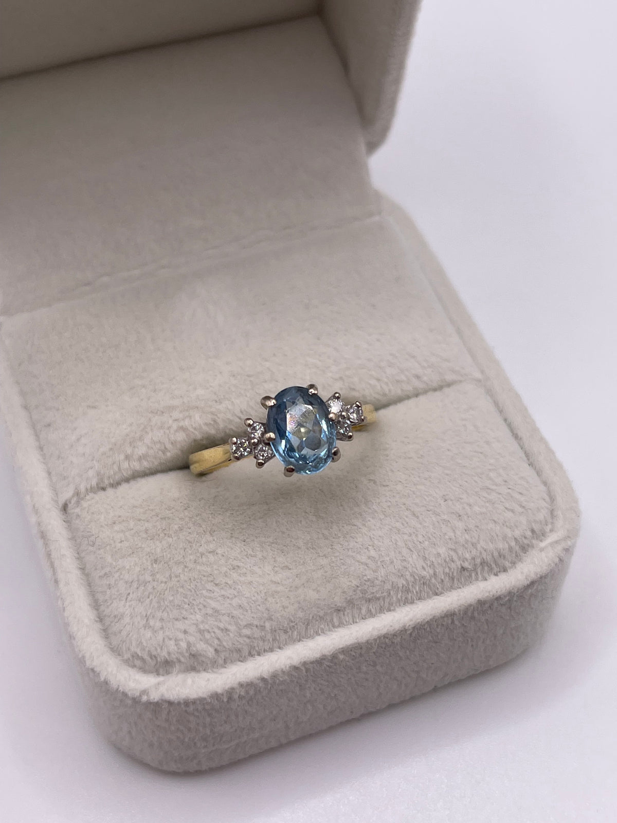18ct gold aquamarine and diamond ring
