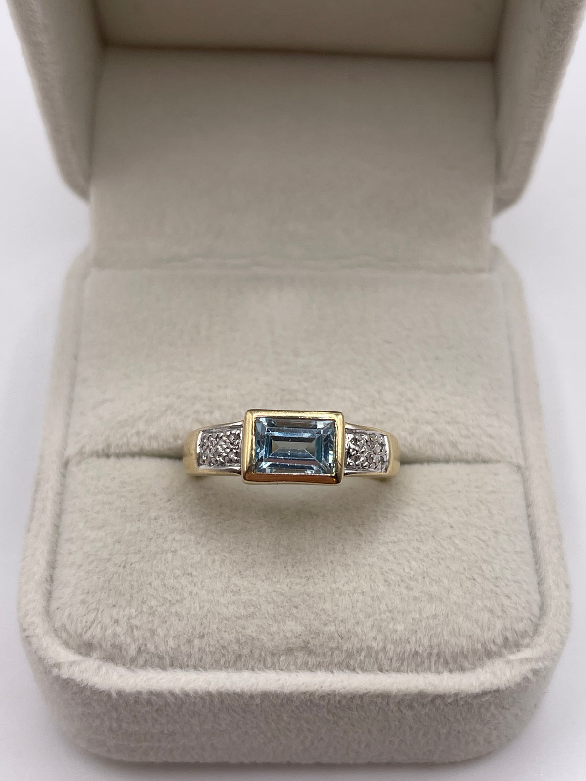 9ct gold aquamarine and diamond ring