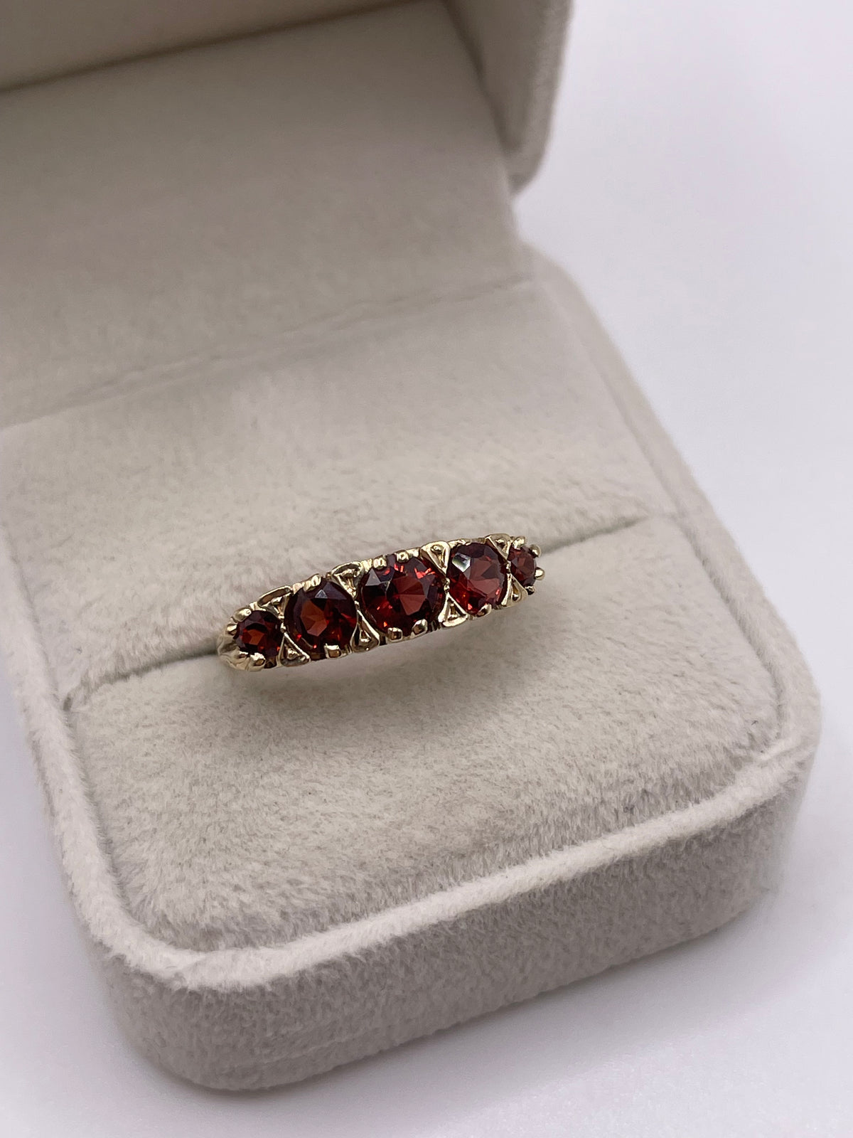 9ct gold garnet ring