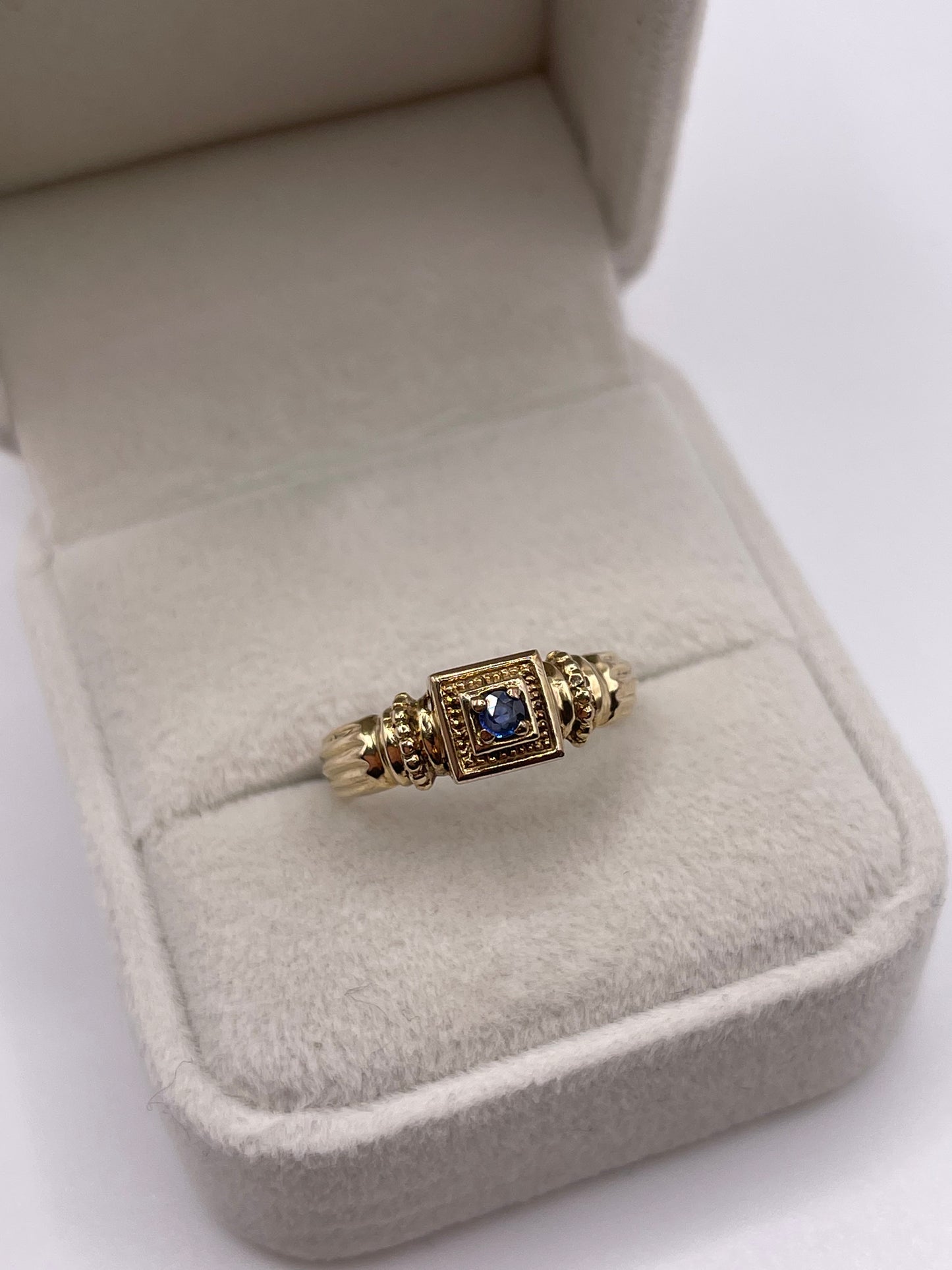 9ct gold sapphire ring