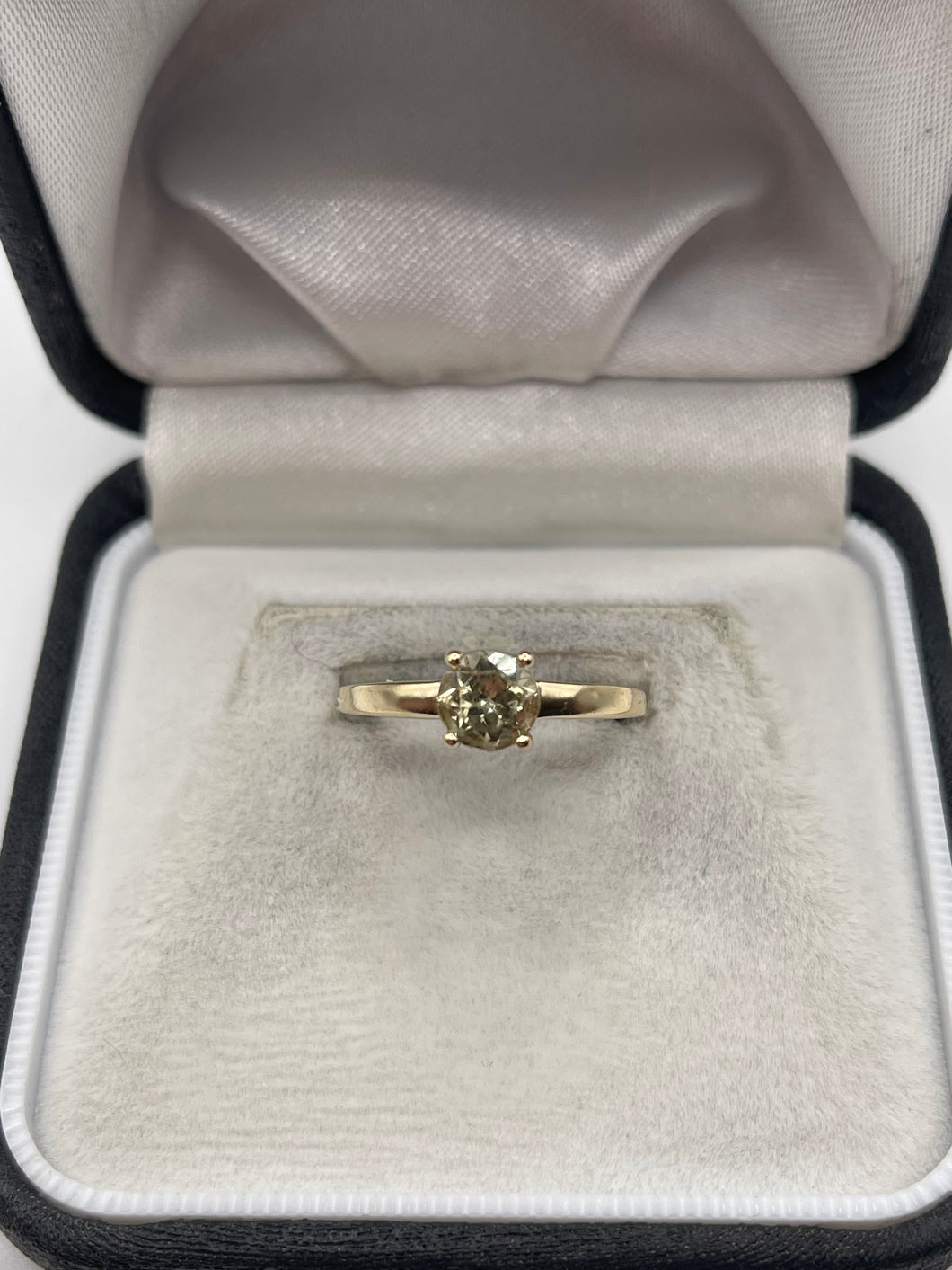 9ct gold quartz ring