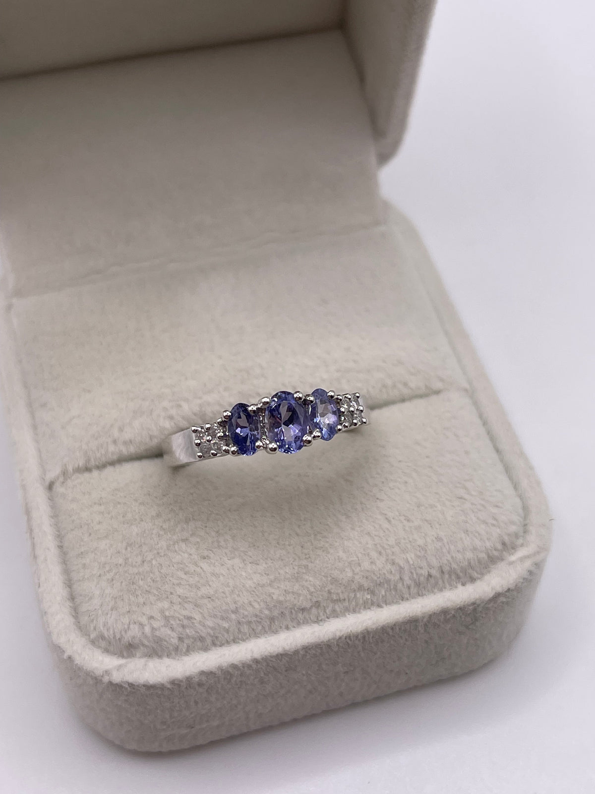 14ct white gold tanzanite and diamond ring