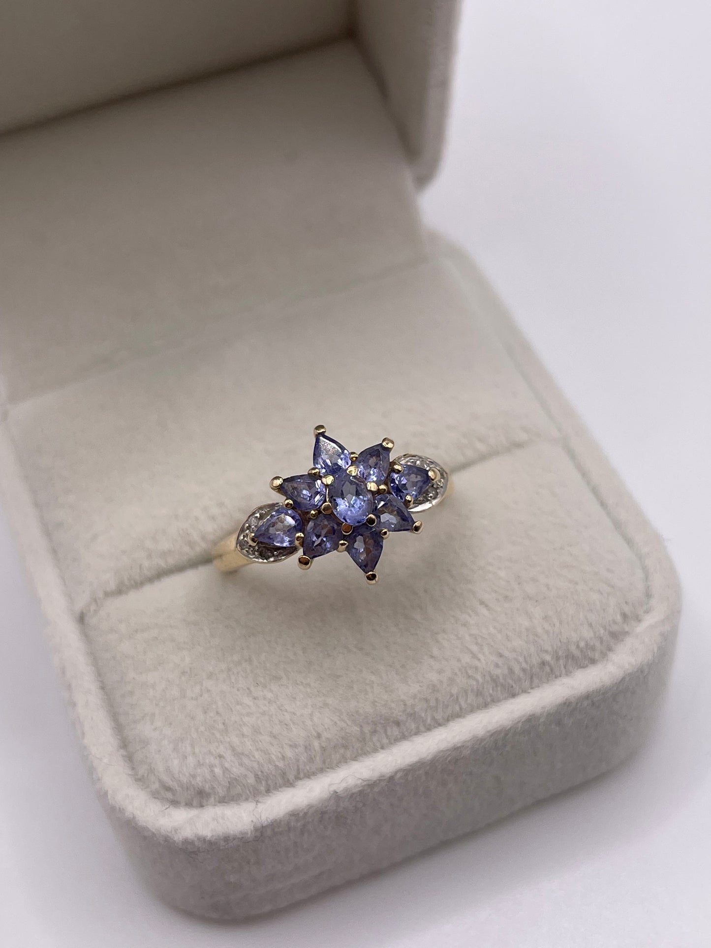 9ct gold tanzanite and diamond ring