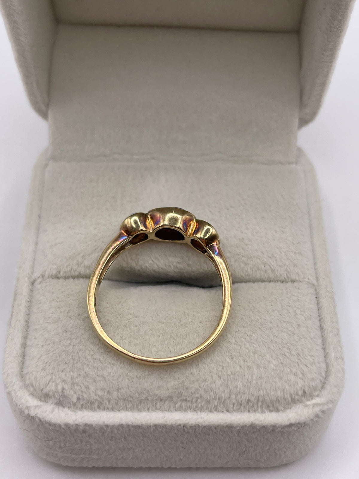 9ct gold cabochon garnet and opal ring