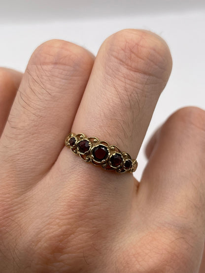 9ct gold garnet ring