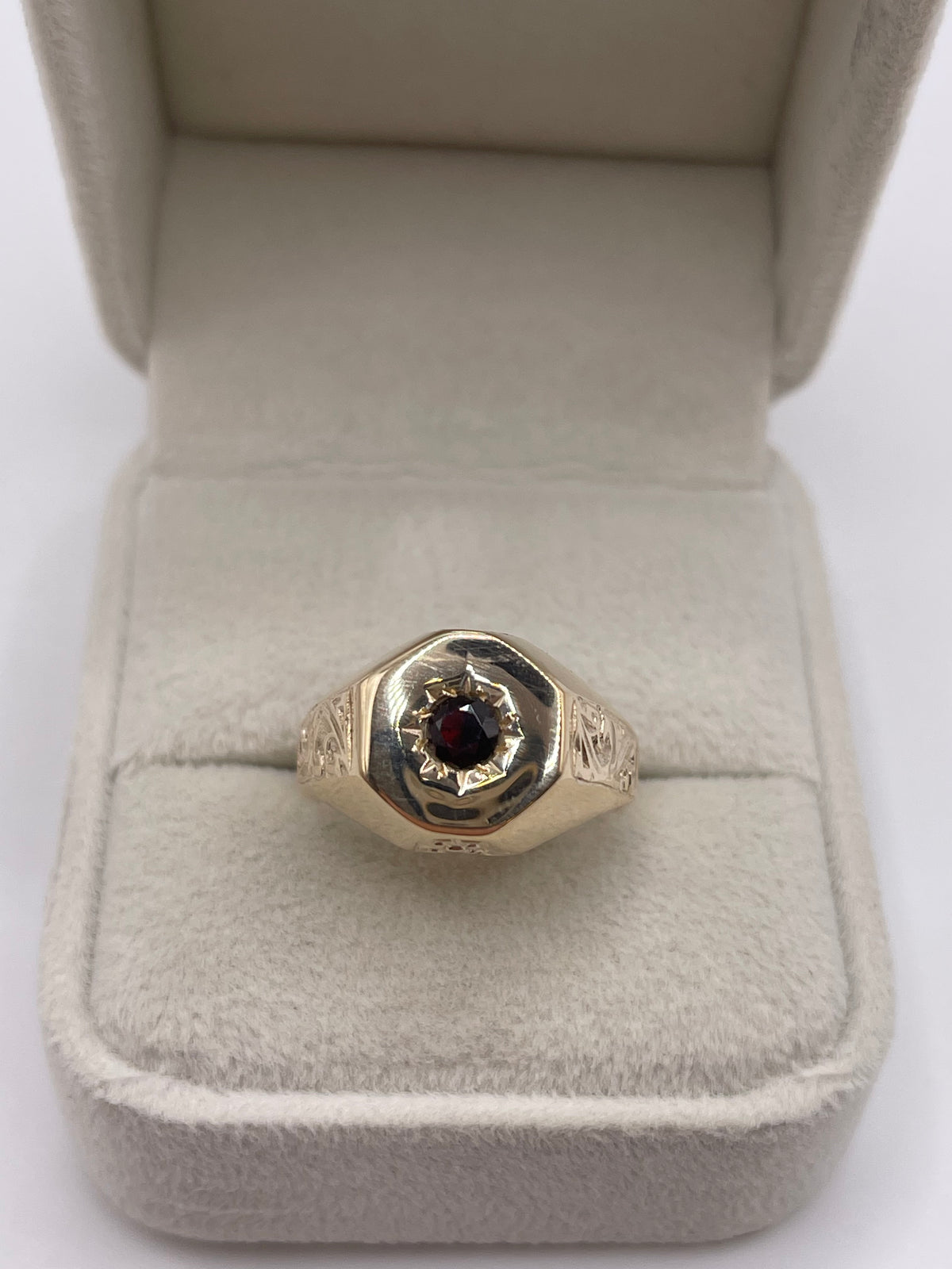 9ct gold garnet signet ring