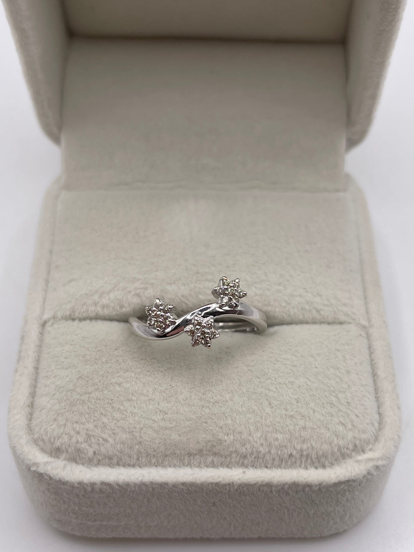 18ct white gold diamond cluster ring