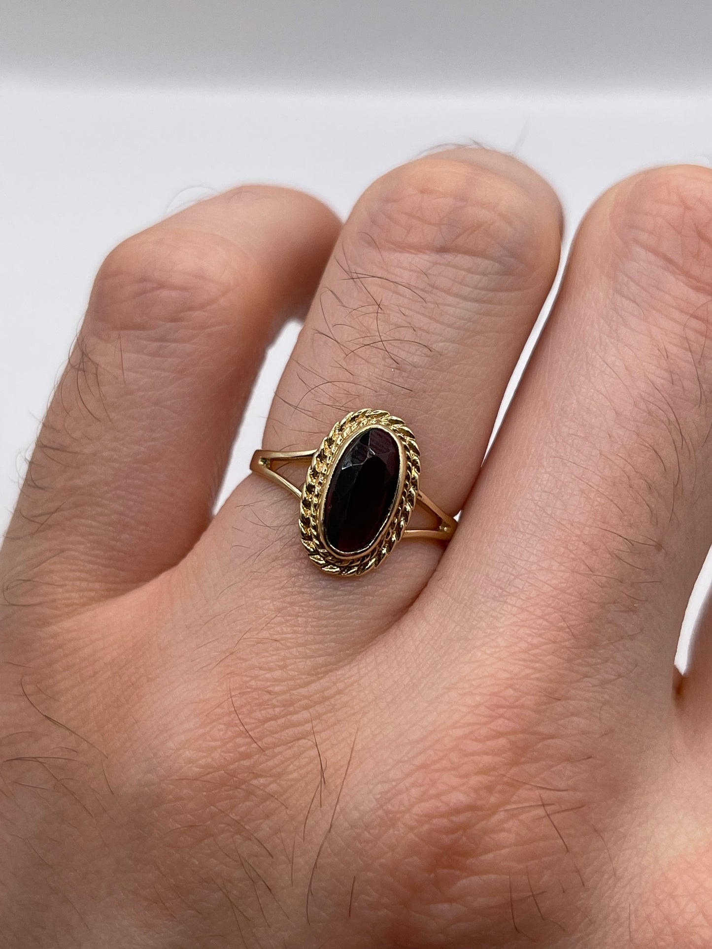 9ct gold garnet ring