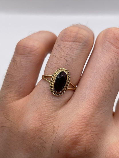 9ct gold garnet ring