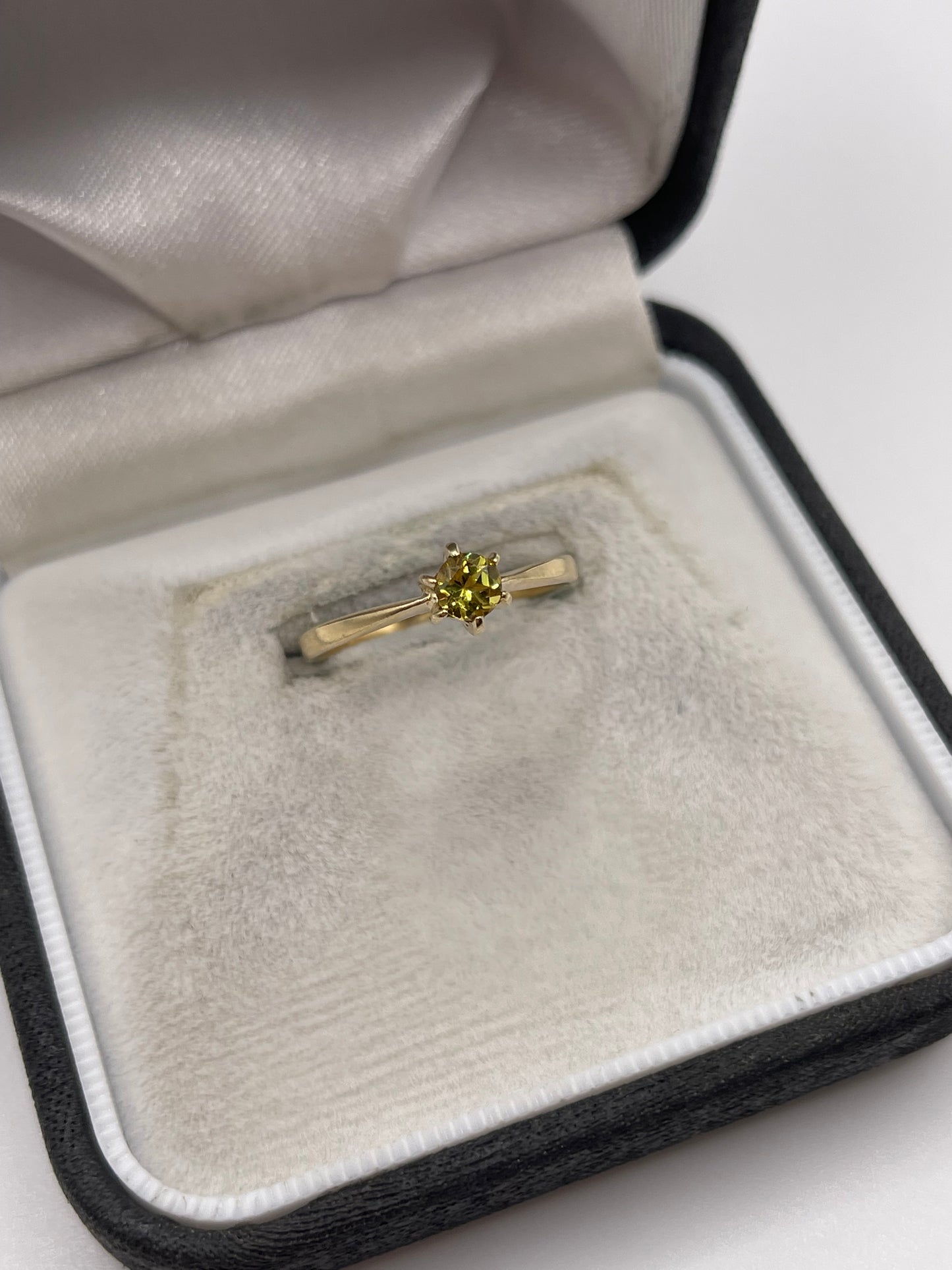 9ct gold sphene ring
