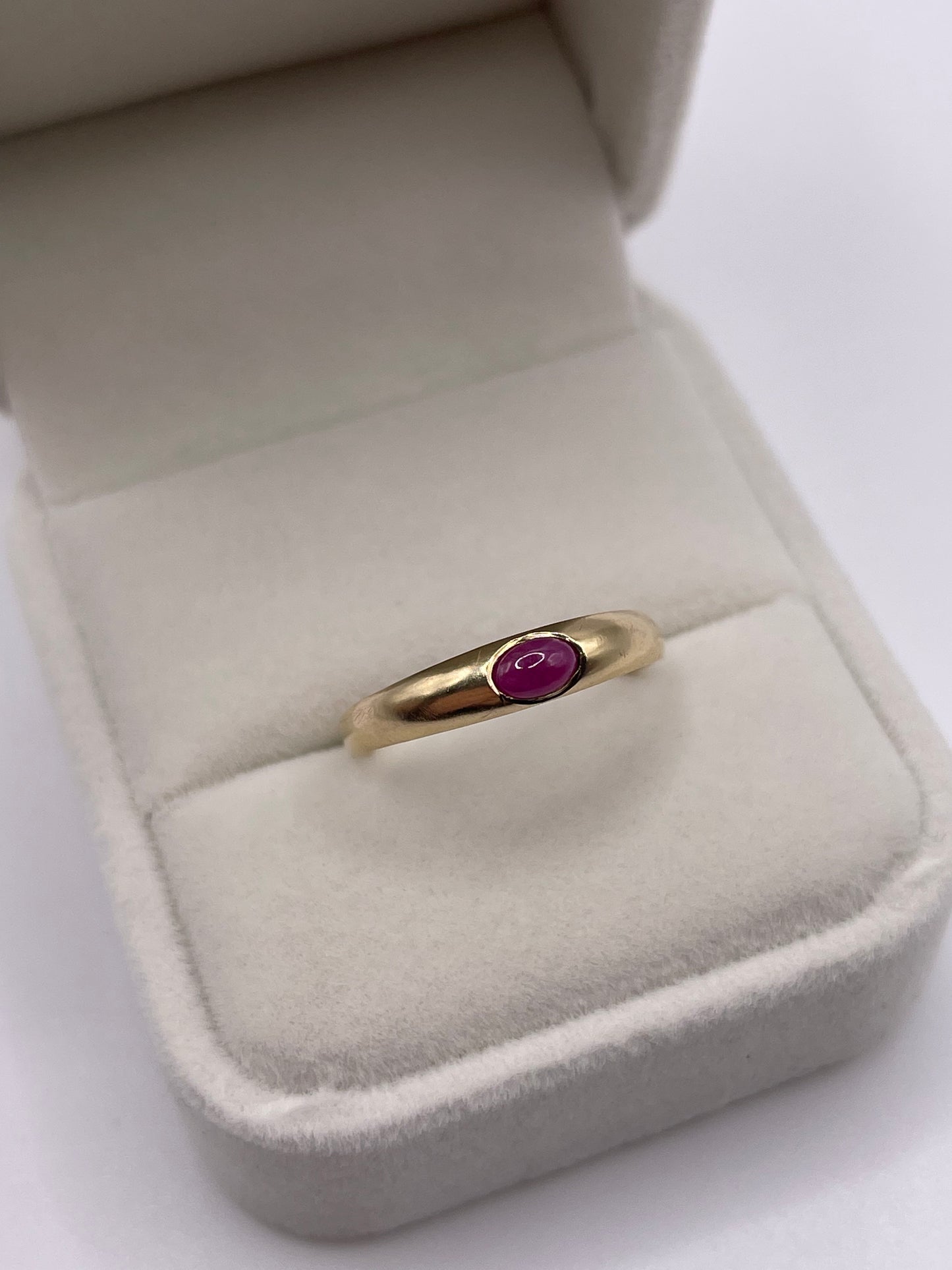 9ct gold cabochon ruby ring