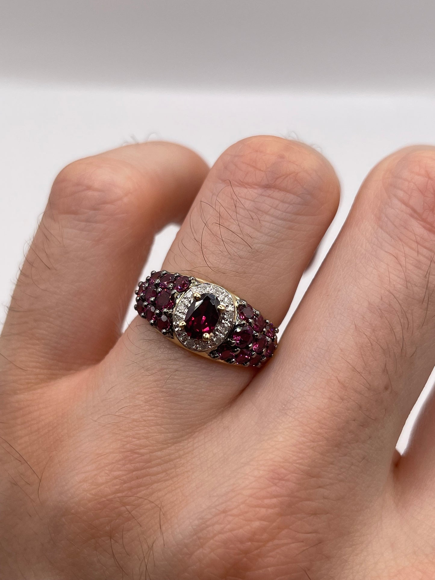9ct gold garnet and diamond ring