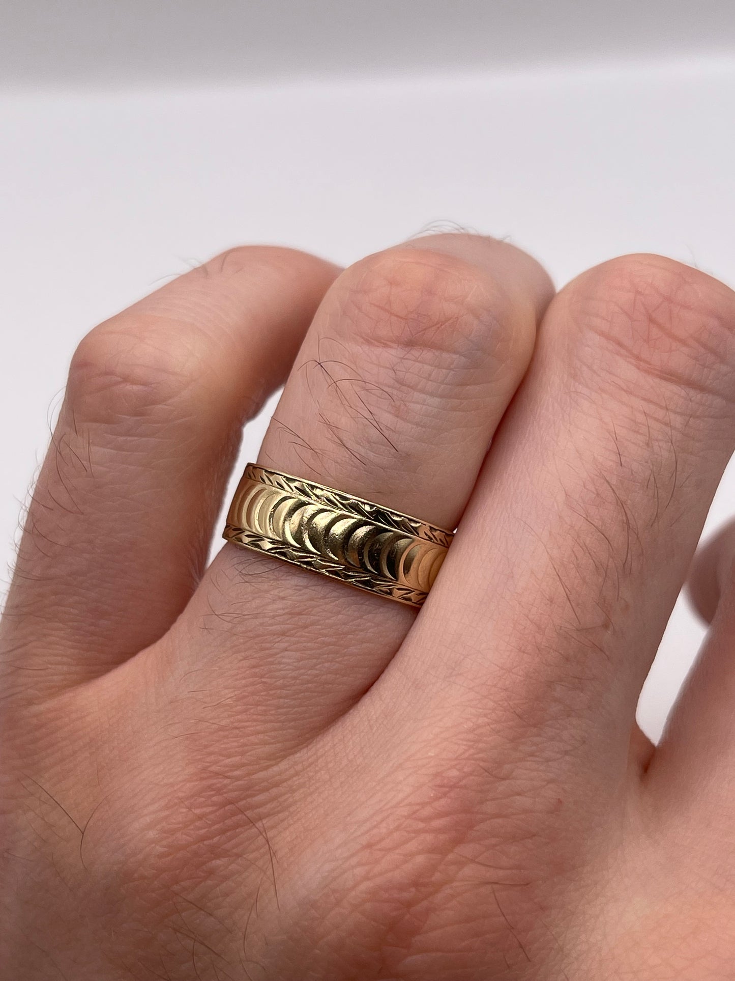 9ct gold patterned band