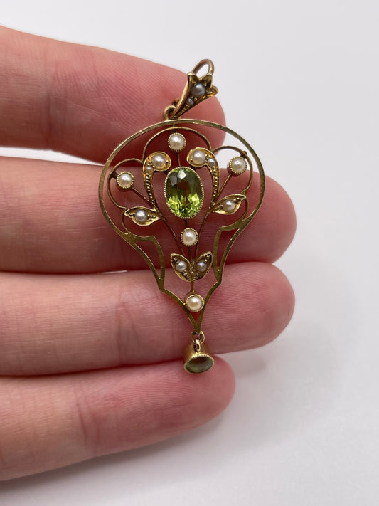 Antique 15ct gold peridot and pearl pendant