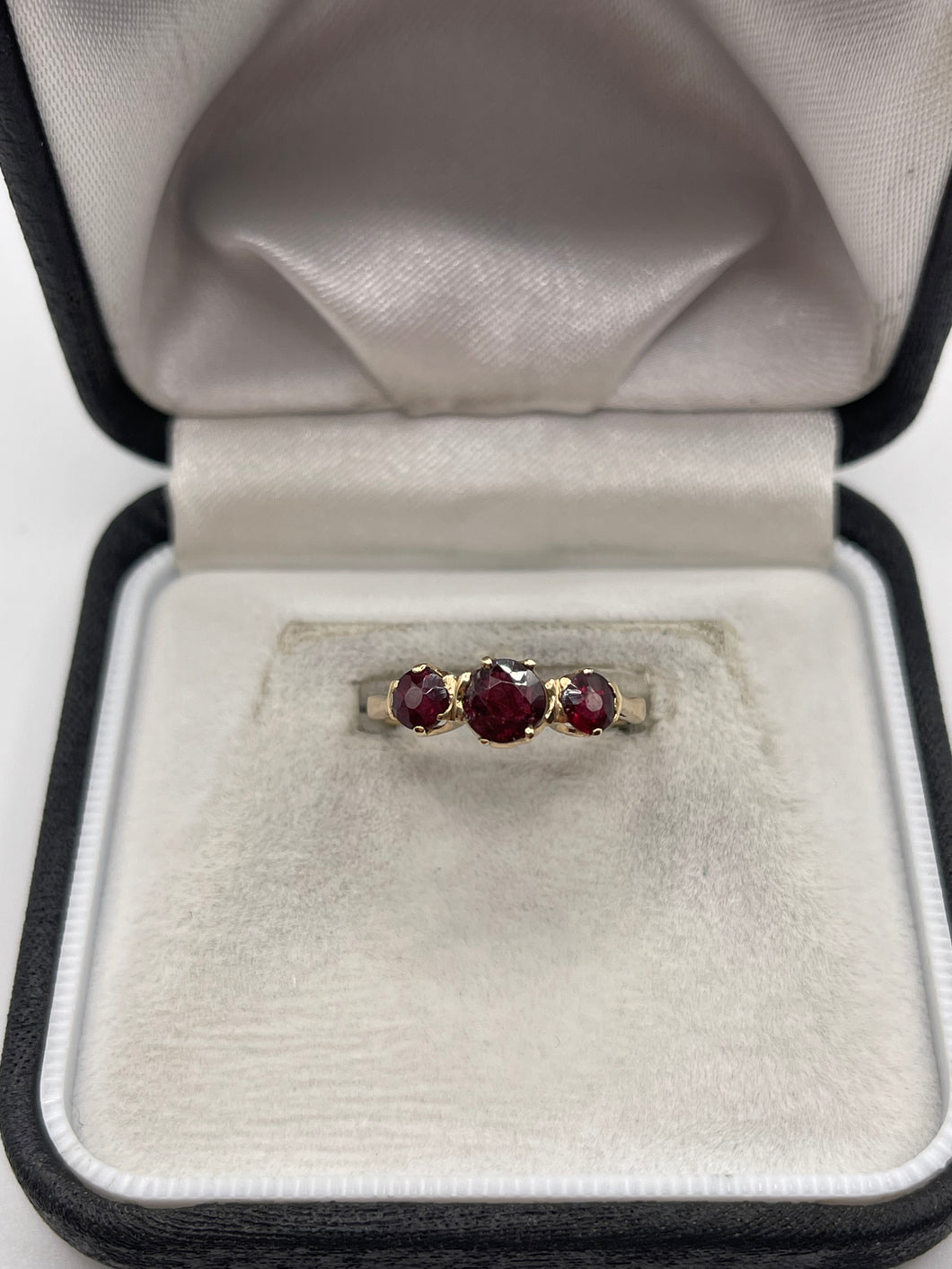 9ct gold garnet ring