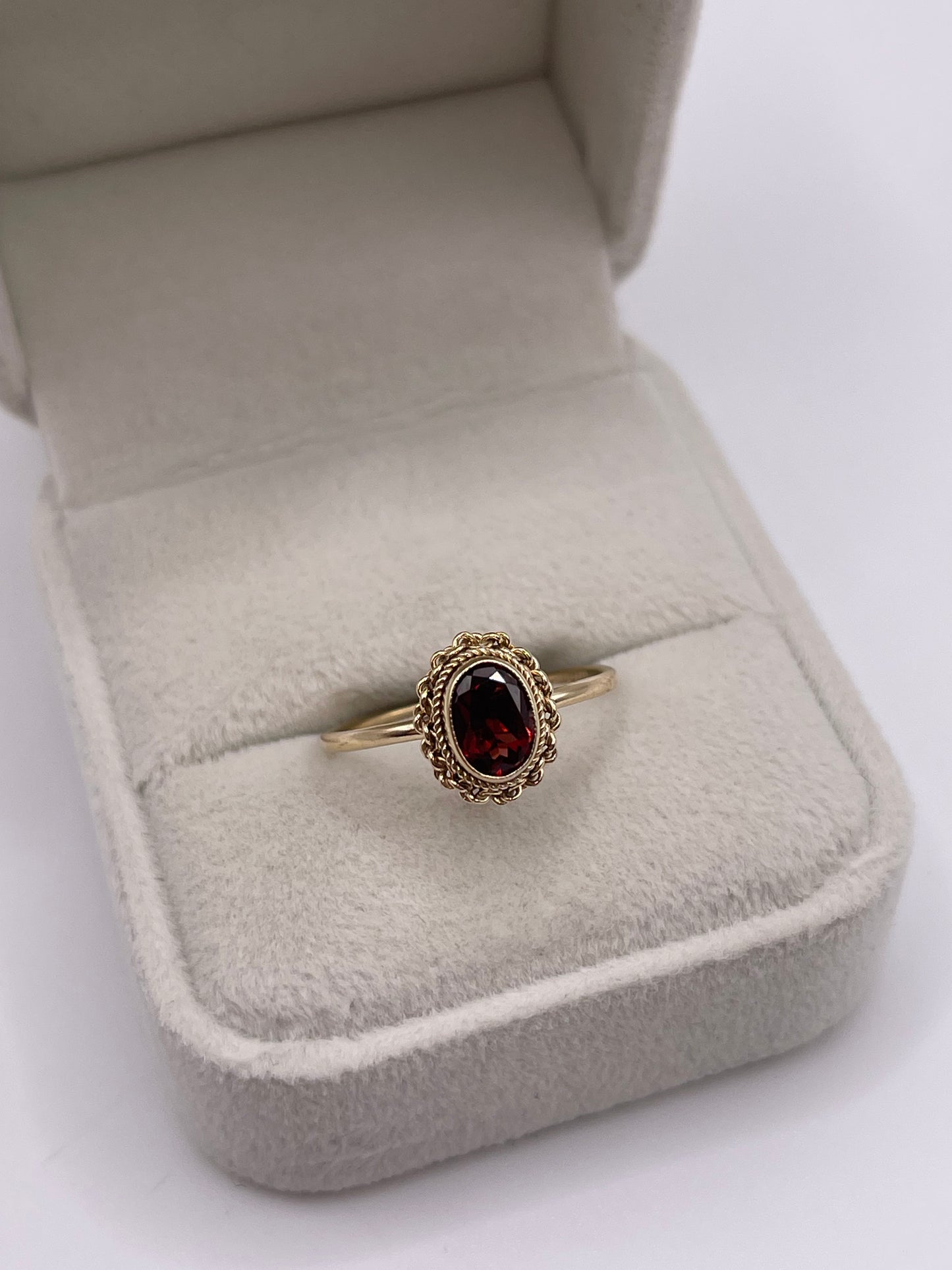 9ct gold garnet ring