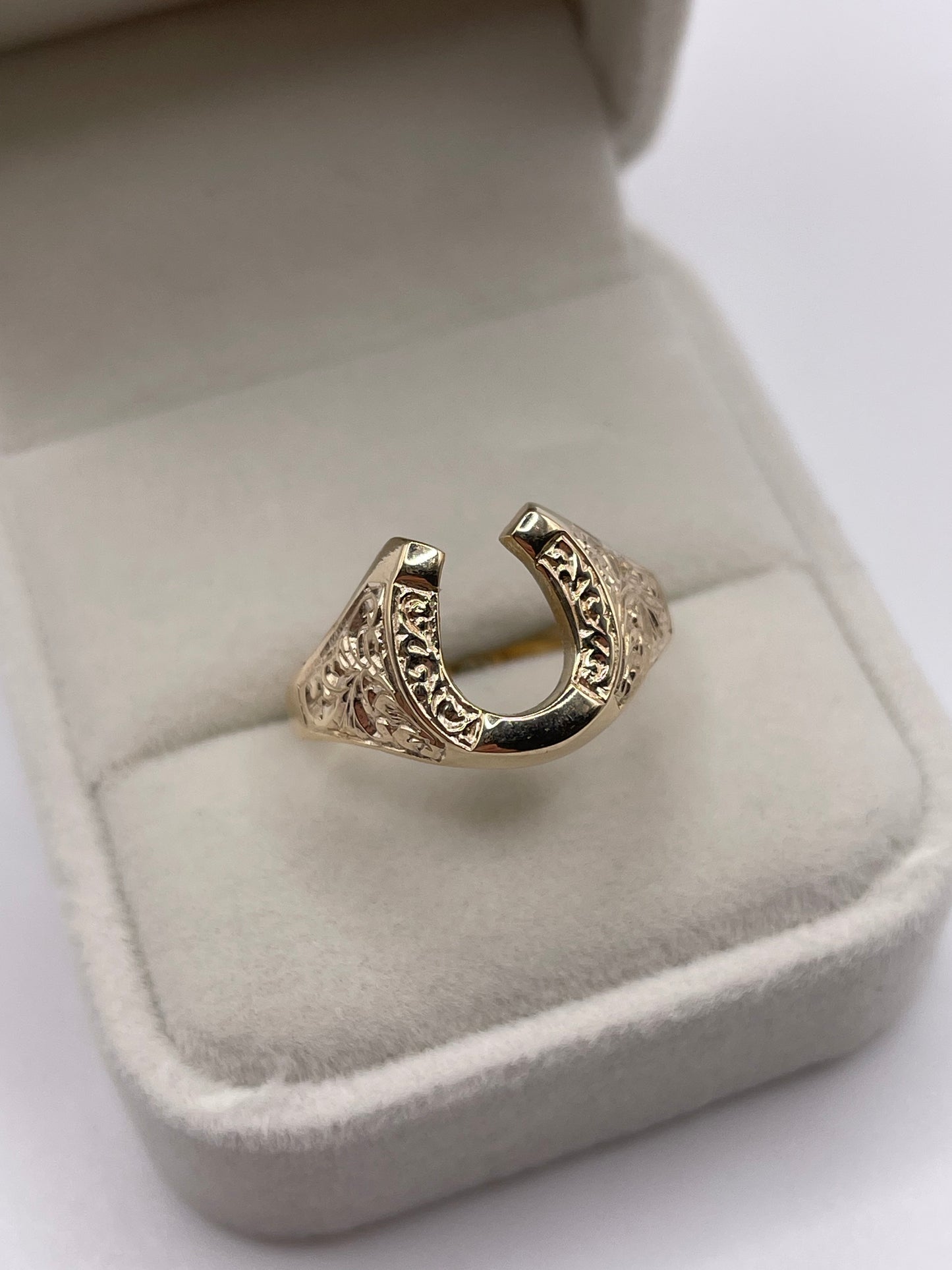 9ct gold horseshoe ring