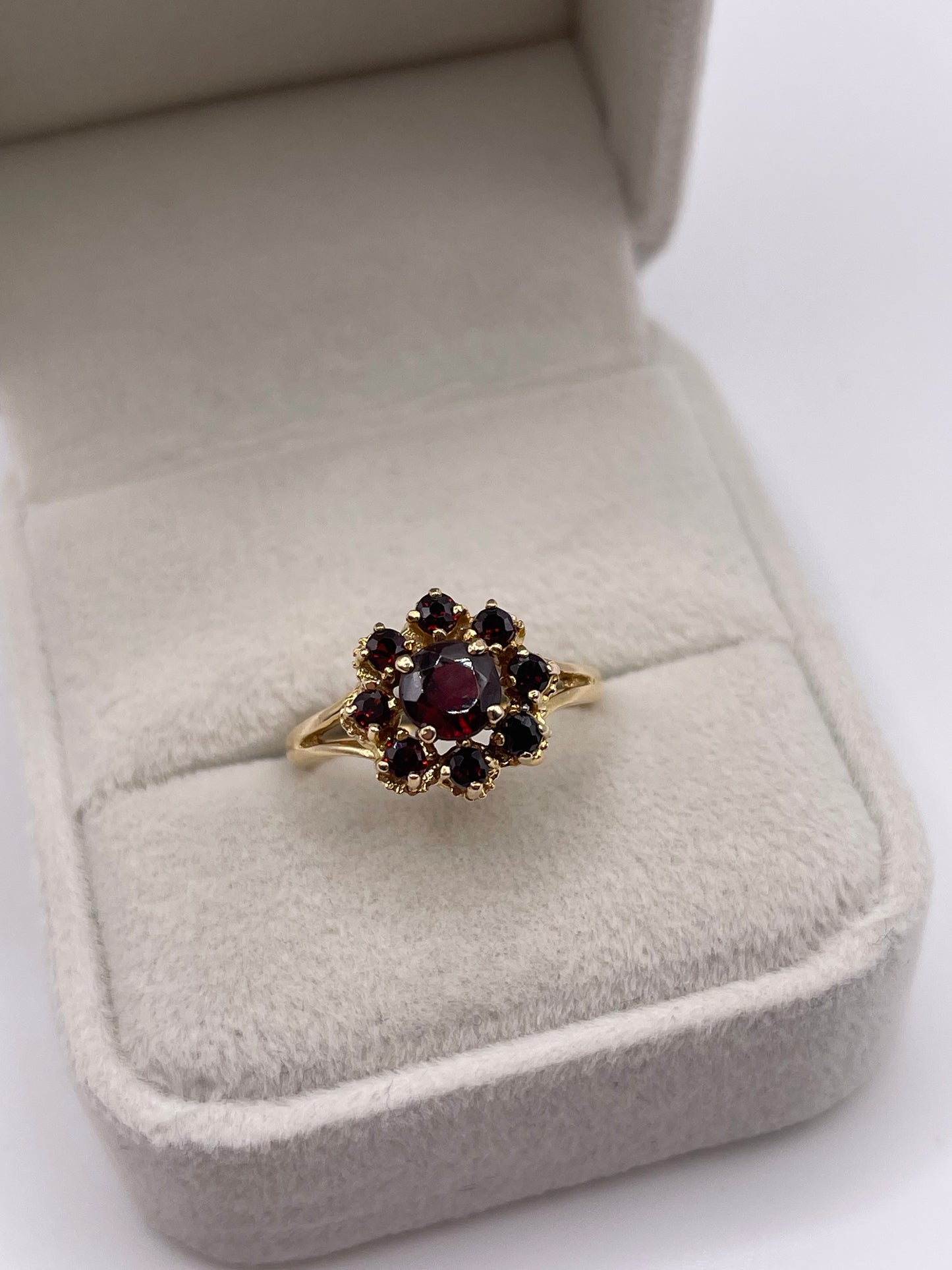 9ct gold garnet cluster ring