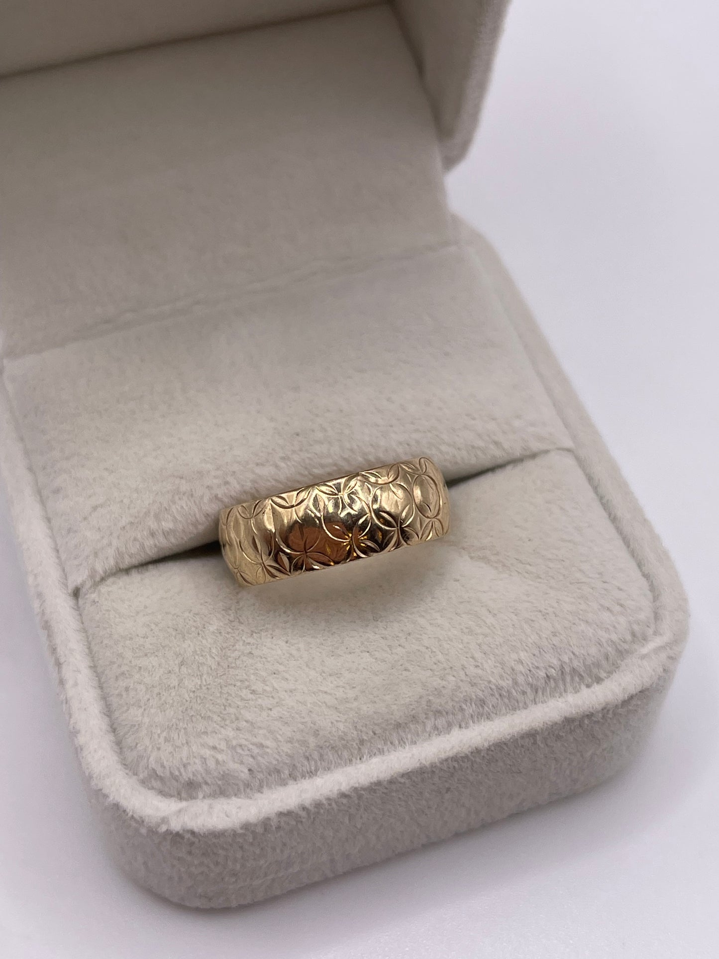 9ct gold patterned band
