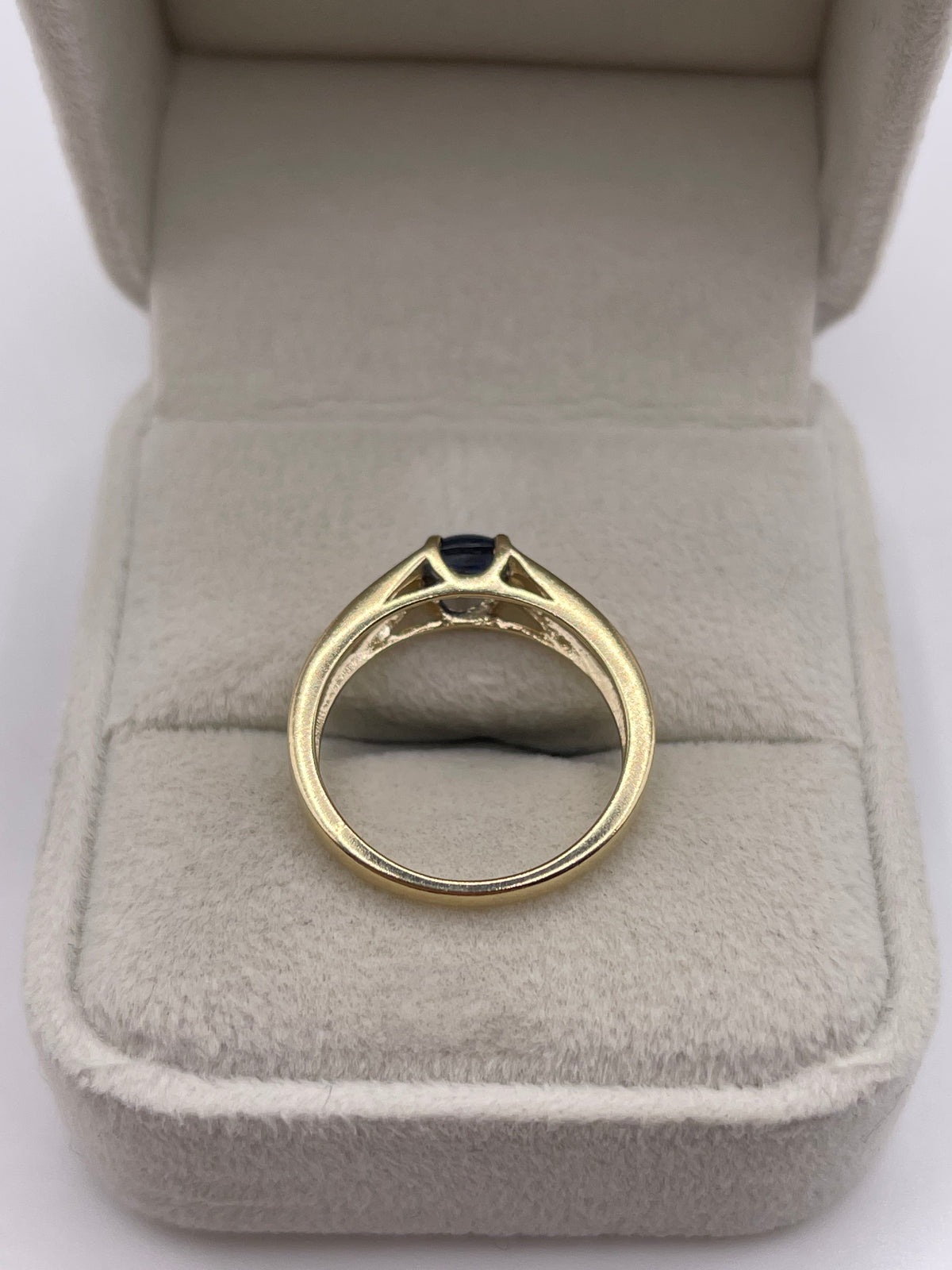 9ct gold cabochon sapphire ring