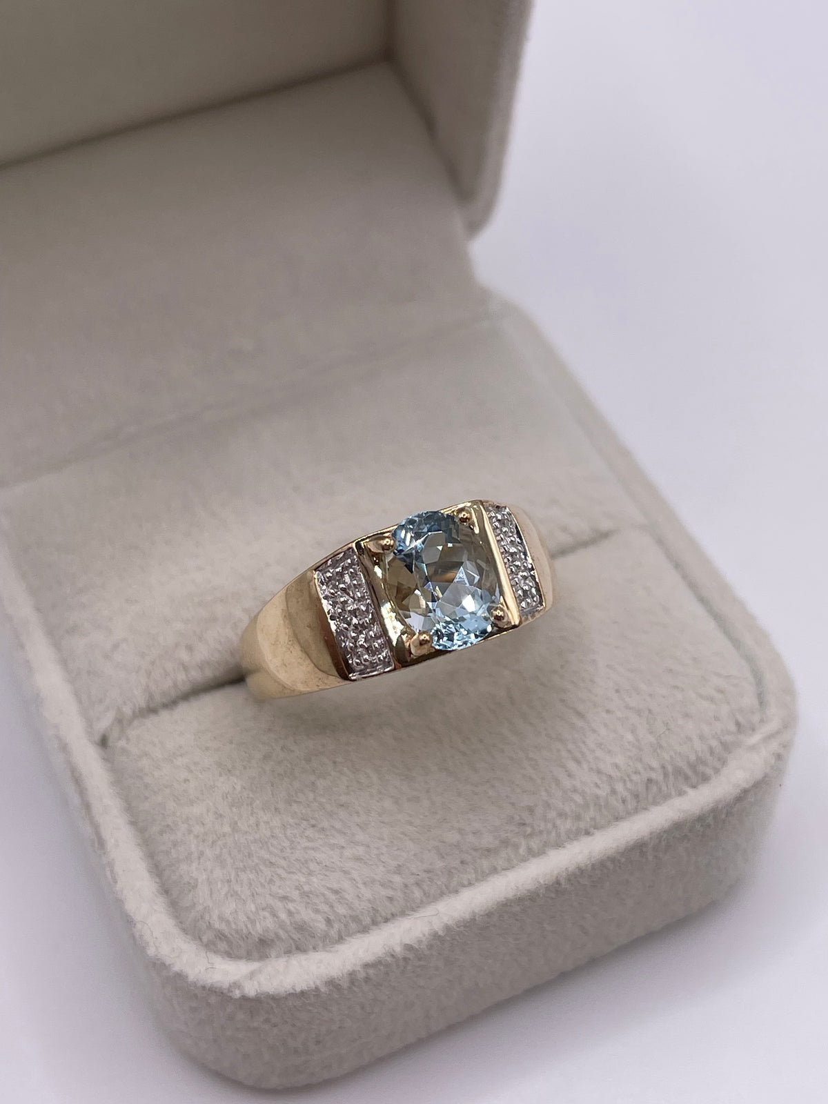 9ct gold aquamarine and diamond ring