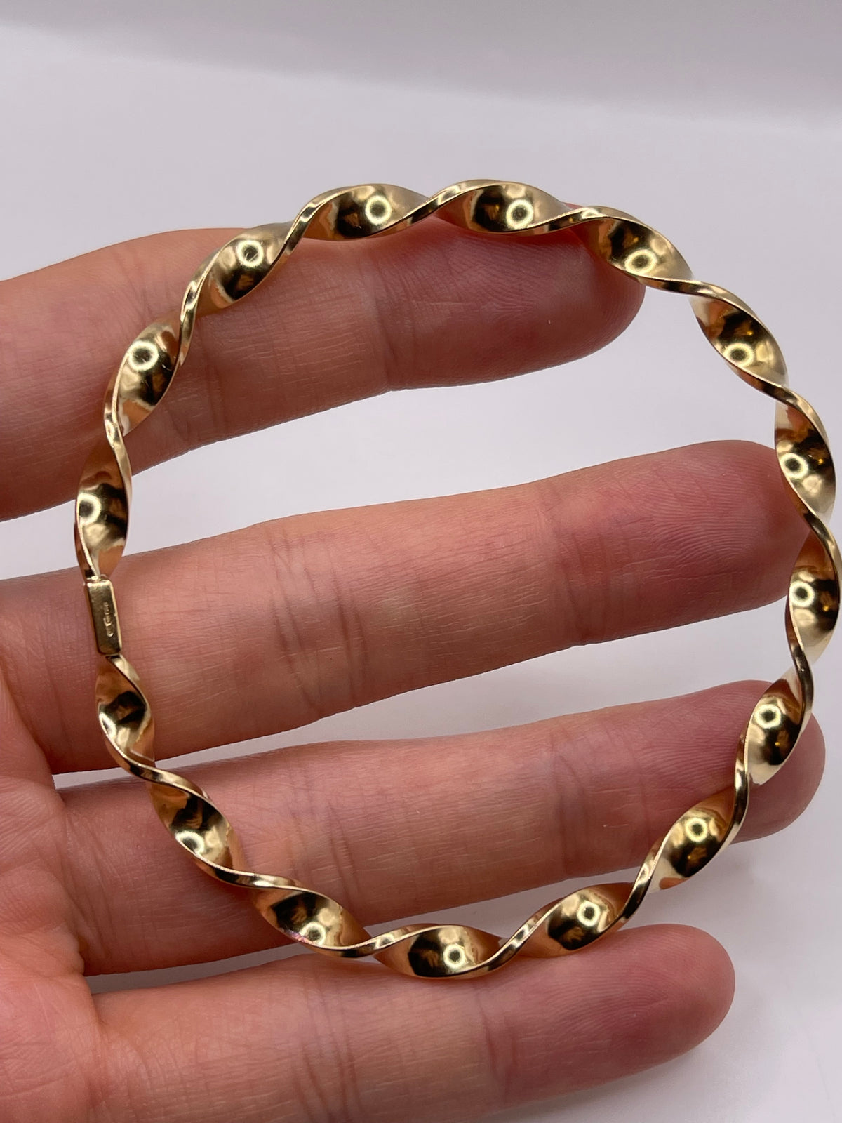9ct gold bangle