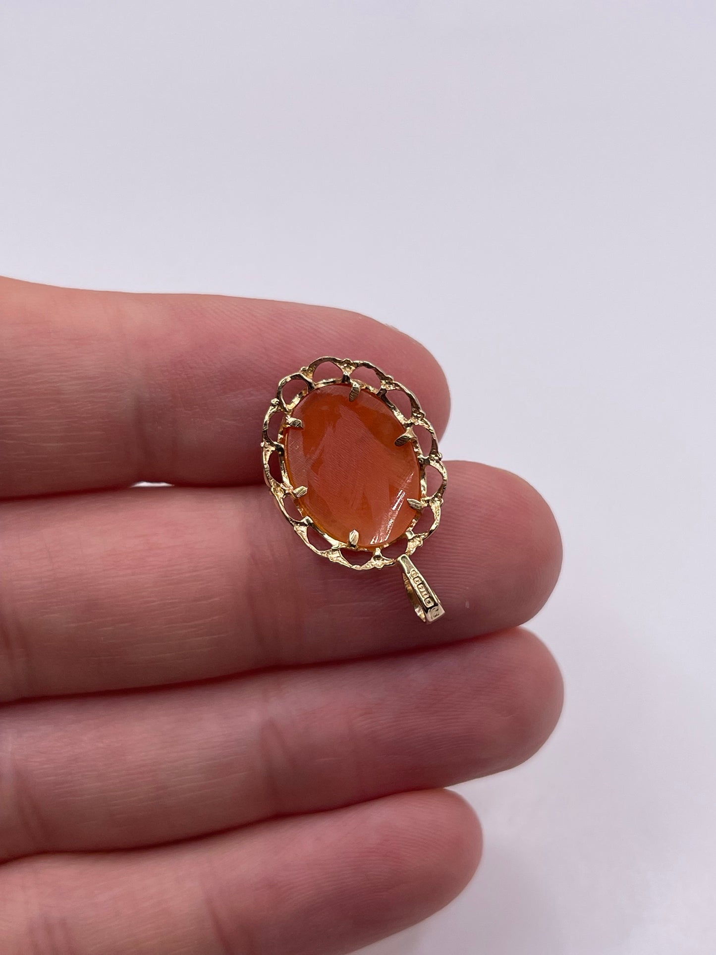 9ct gold cameo pendant