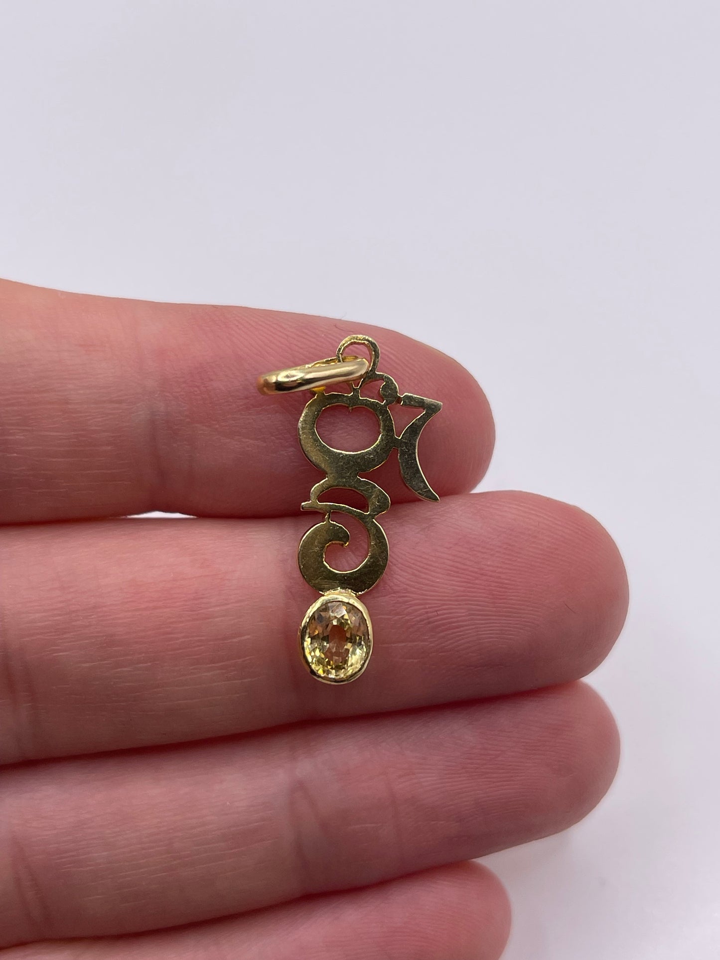 14ct gold yellow sapphire pendant