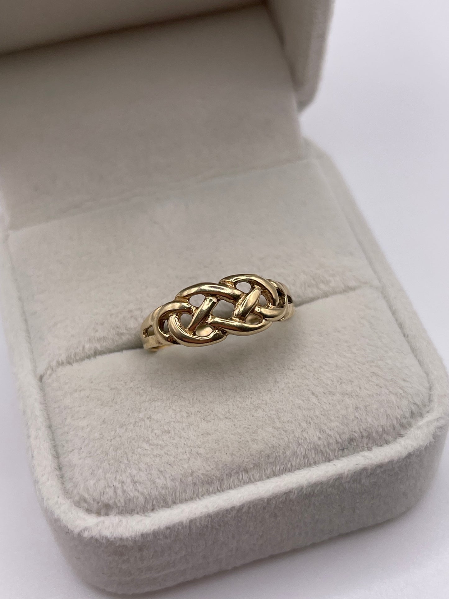 9ct gold Celtic ring