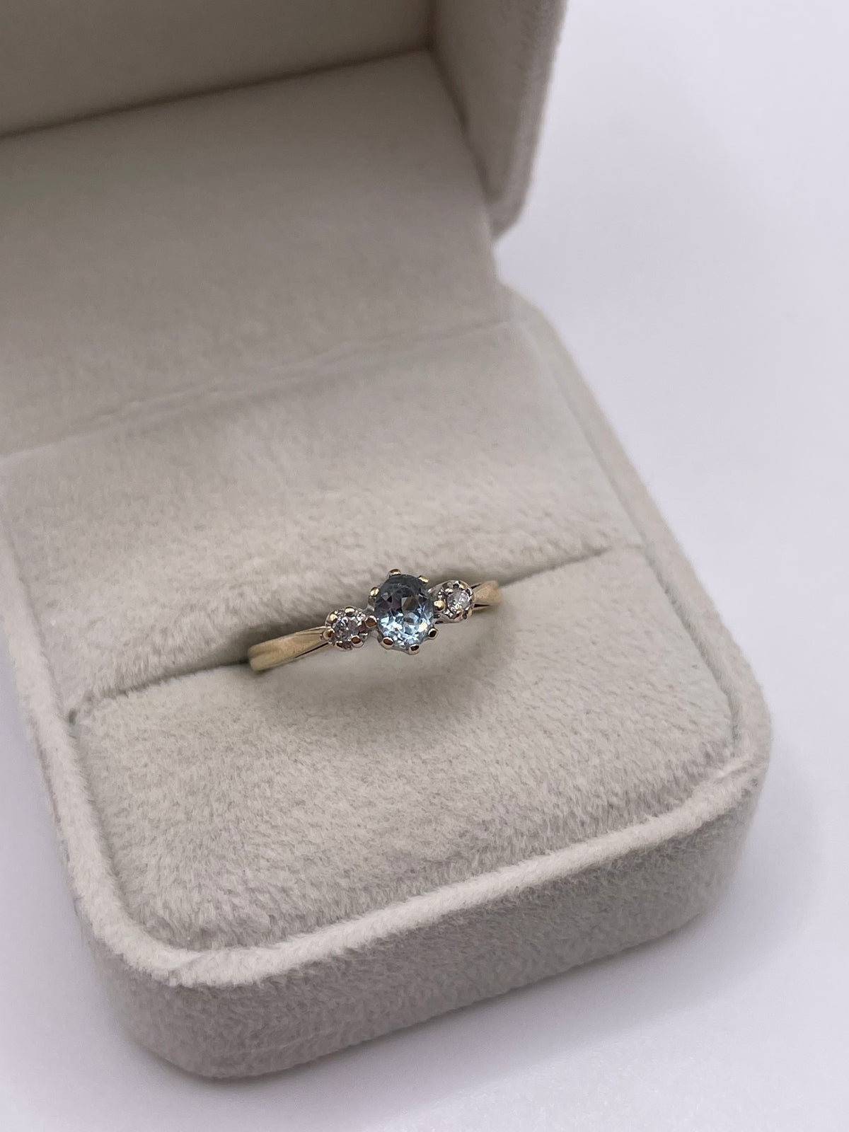 9ct gold aquamarine and diamond ring