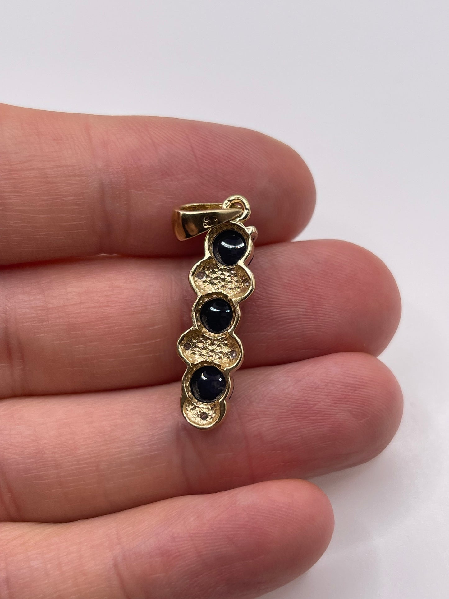 9ct gold cabochon sapphire and diamond pendant