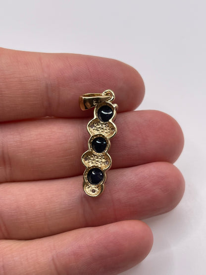 9ct gold cabochon sapphire and diamond pendant