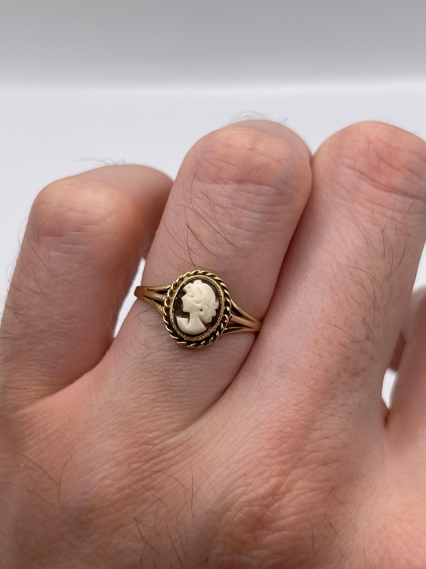 9ct gold cameo ring