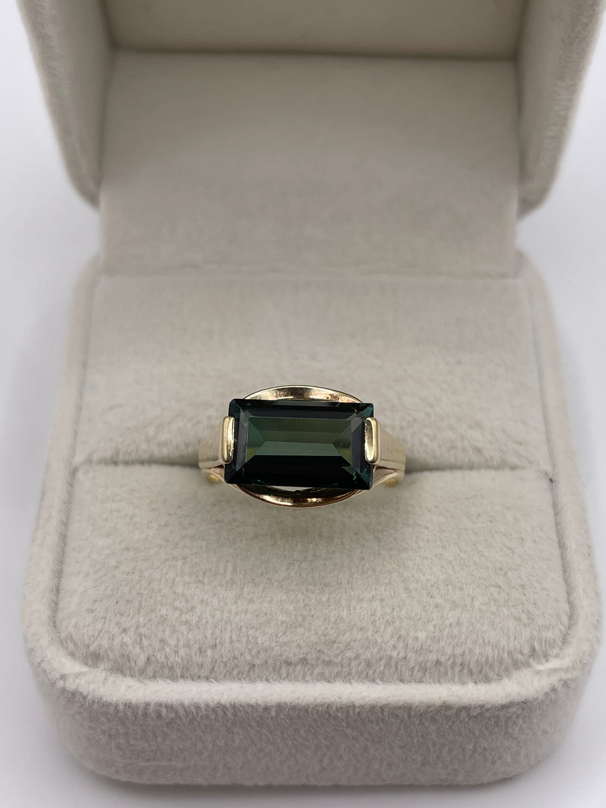 8ct gold synthetic spinel ring