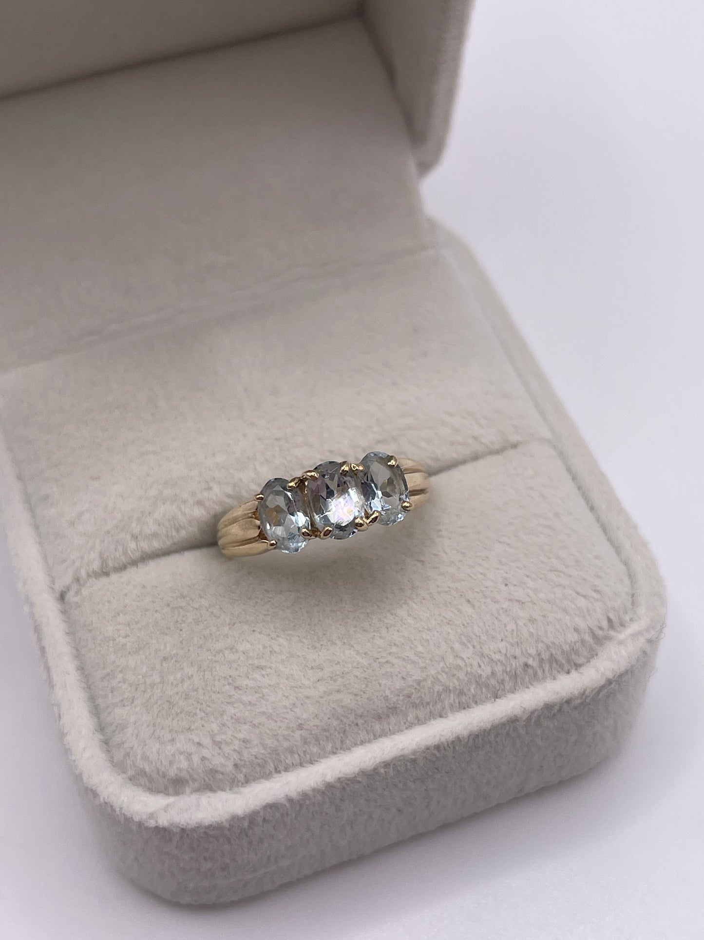 9ct gold aquamarine ring